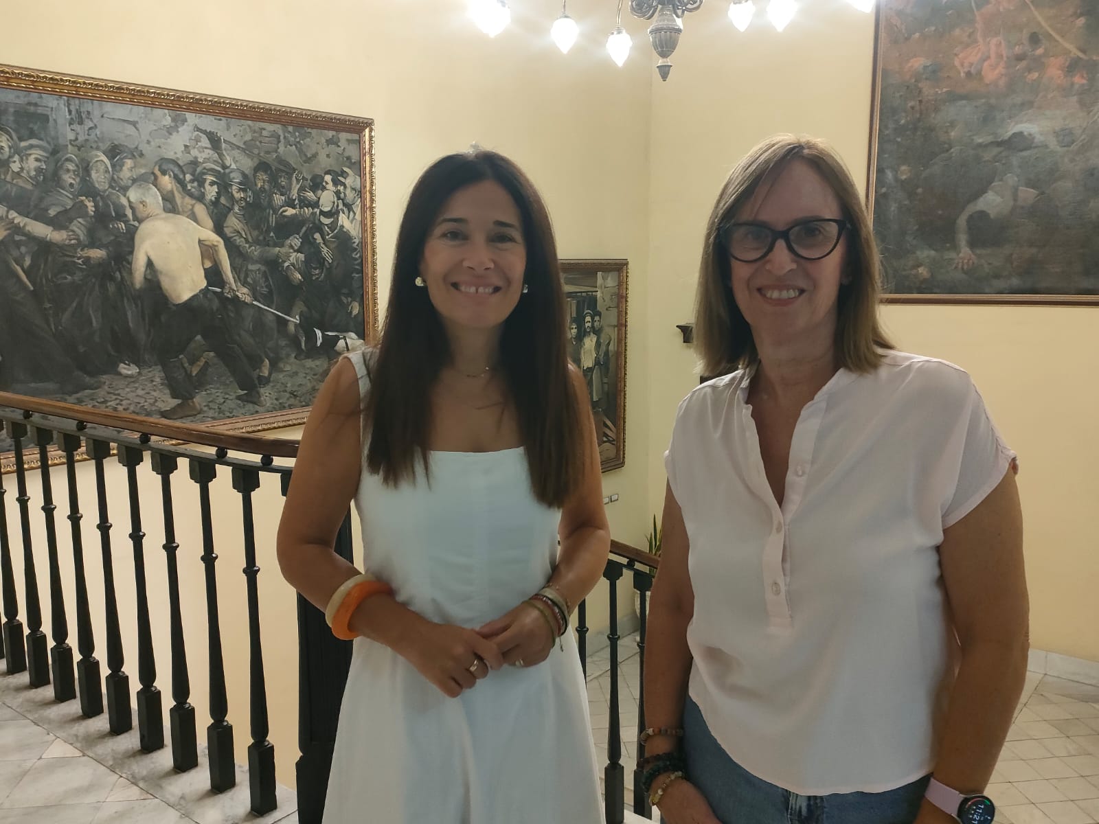 Nuria Aracil, de la família propietària de la Casa del Pavo, amb la regidora de turisme Lorena Zamorano.