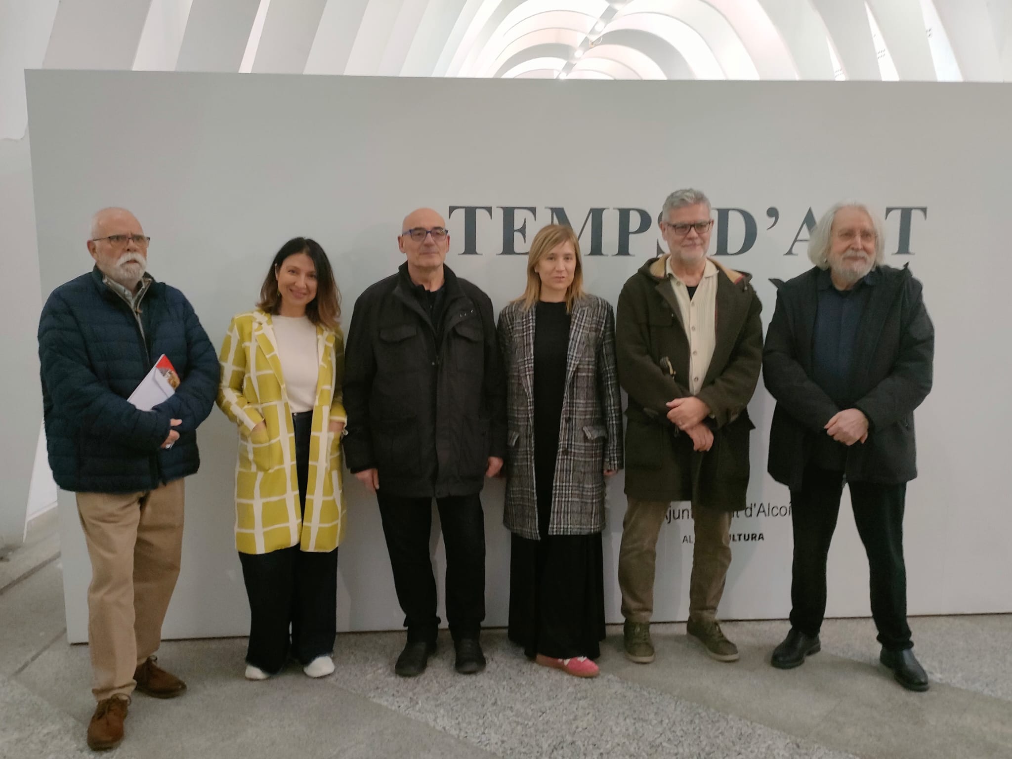 Antoni Miro, Josep Sou i la regidora Elisa Guillem, amb els 3 artistes. 