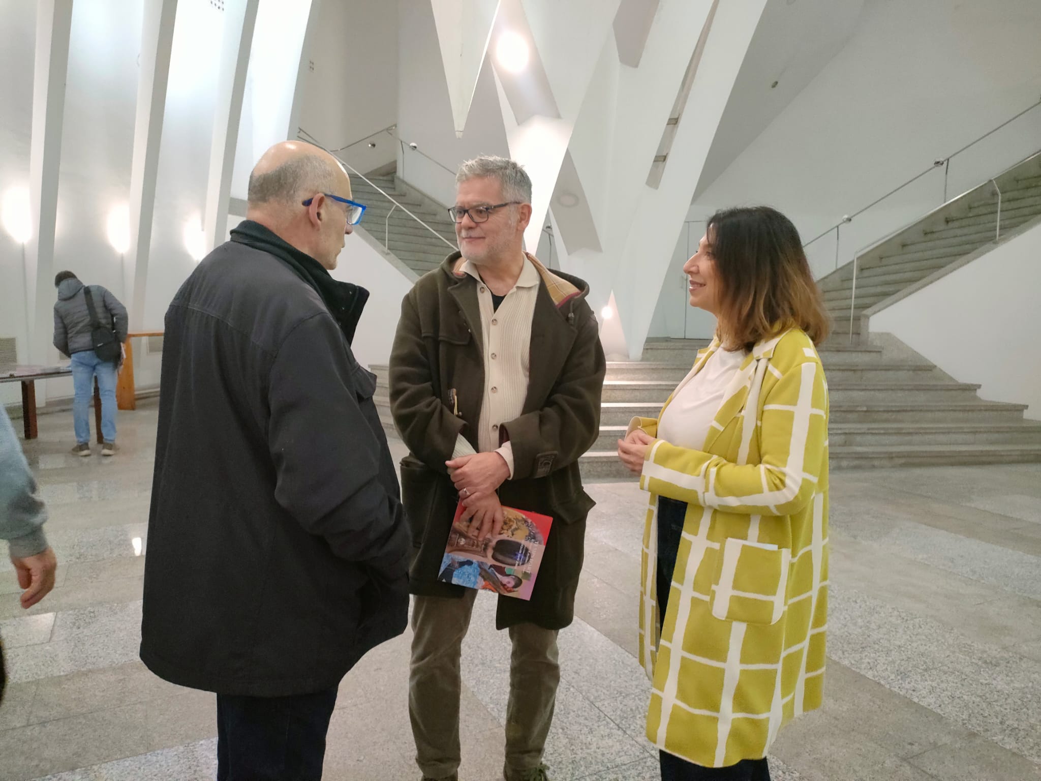 Rafael Hernández, Xavi Colomer i Ana Pastor parlen entre ells. 
