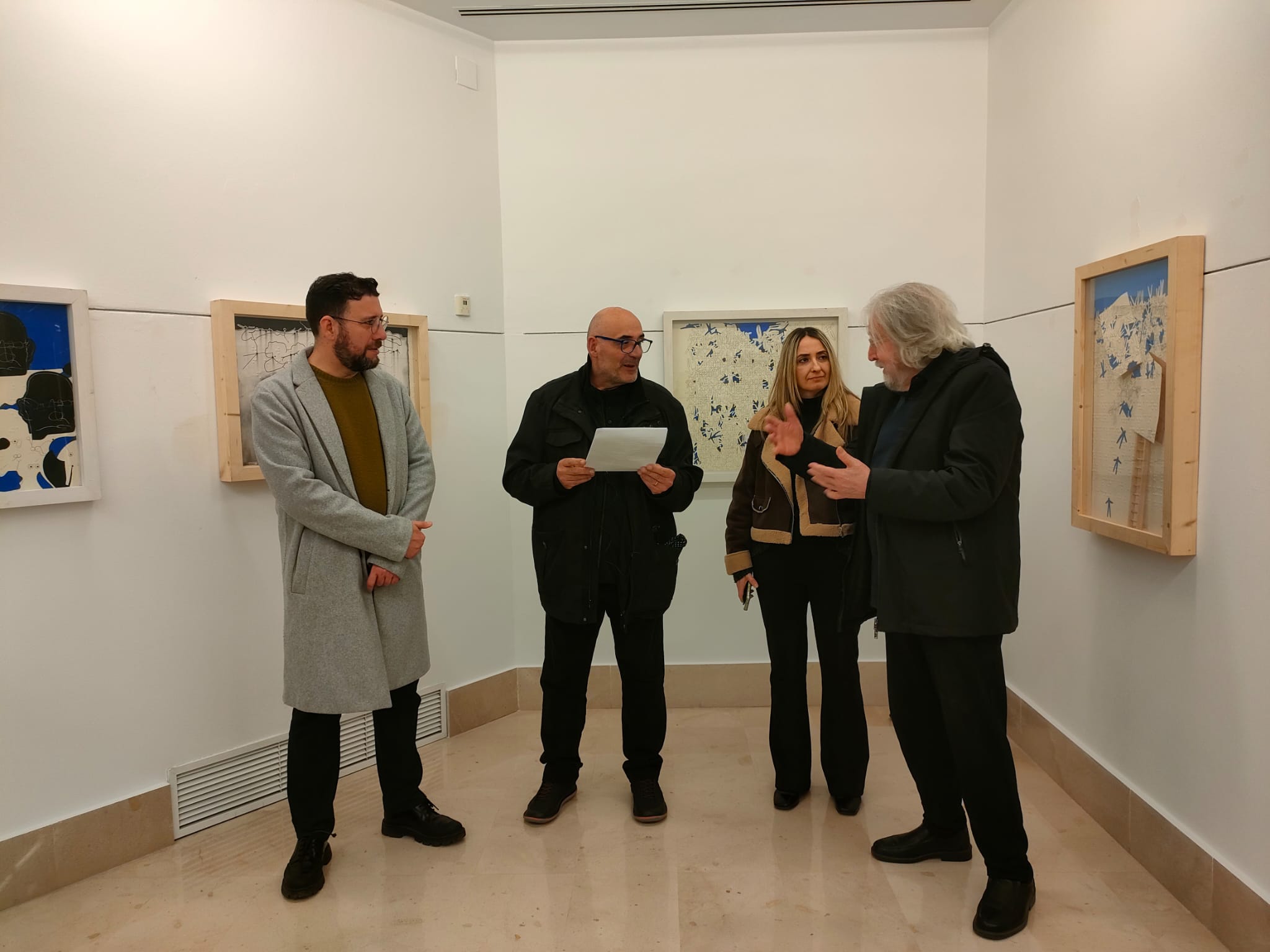 Rafael Hernández parla amb Antoni Miró. 