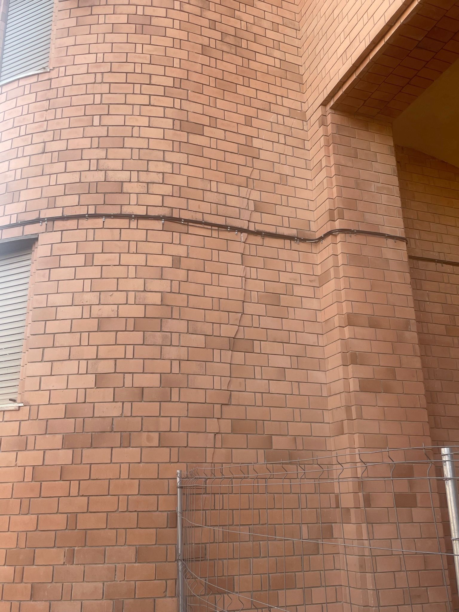 Façana amb escletxa al Romeral