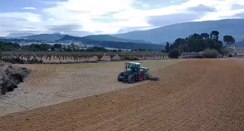 Ricardo Ferri preparant el camp per al cereal. 