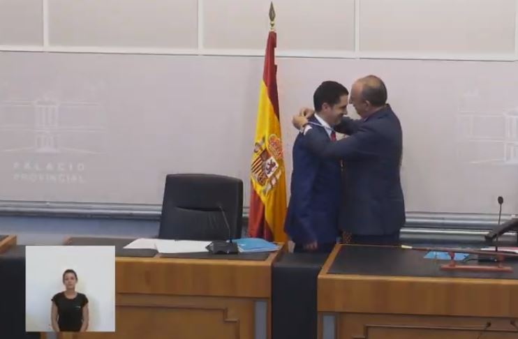 Toni Francés promet el seu càrrec i arreplega l'acta de Diputat