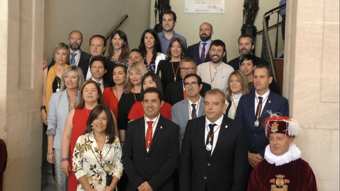 Els 25 regidors de l'Ajuntament d'Alcoi.