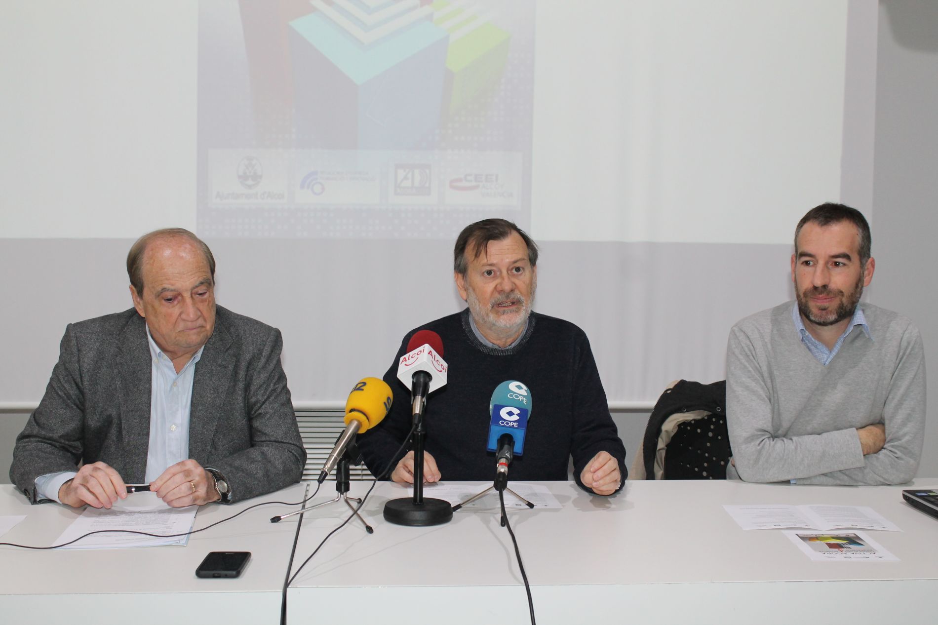 Roda de premsa amb el president del CEEI (esquerra), el regidor Gomicia (centre) tècnic de promoció econòmica del CEEI Jordi Tormo (dreta).