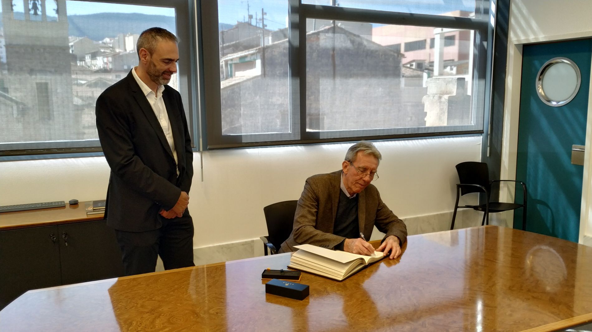 Sauvage signa en el llibre d'honor de la Universitat