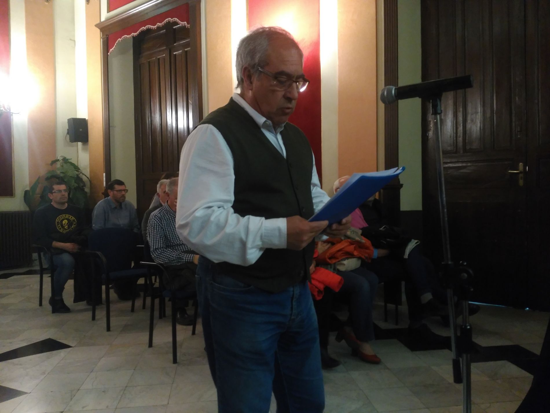 El portaveu dels veïns llig la moció en el plenari d'aquest 25 de març.