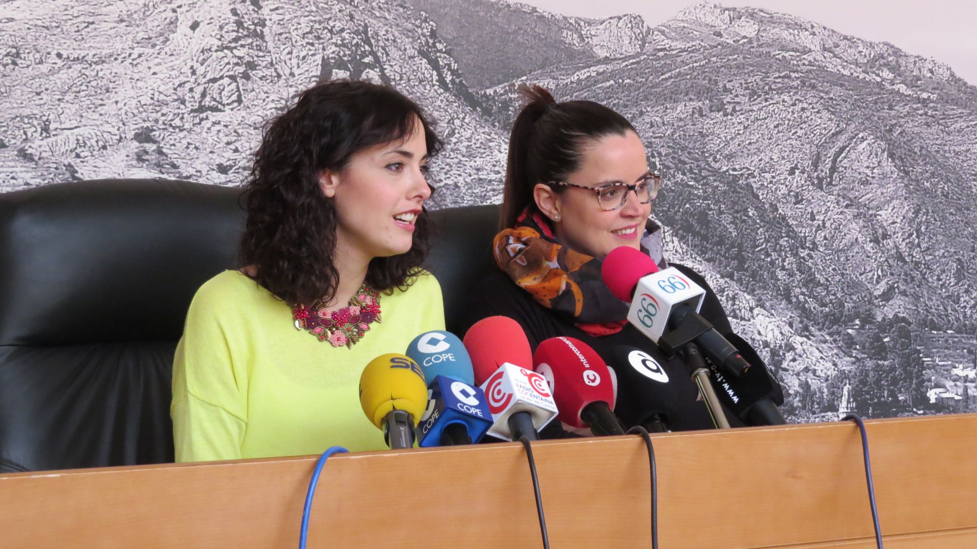 L'alcaldessa i la regidora de Fira anuncien la notícia als mitjans de comunicació.