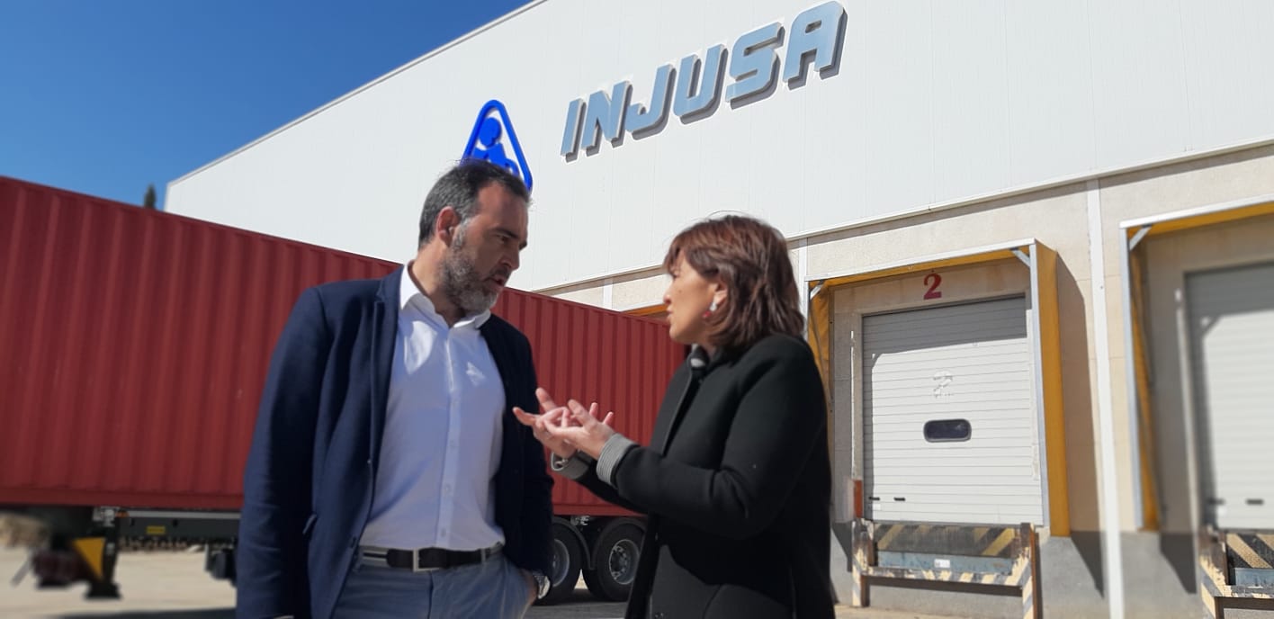 Isabel Bonig i l'alcalde d'Ibi Rafa Serralta, de visita a Injusa