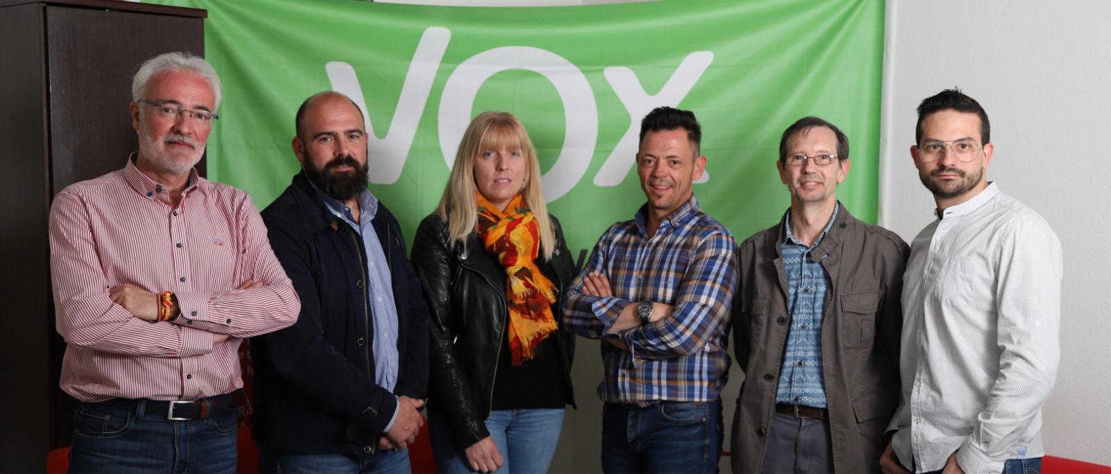 Coordinadora de VOX Alcoi. David Abad, el candidat a l'alcaldia, és el segon per l'esquerra 