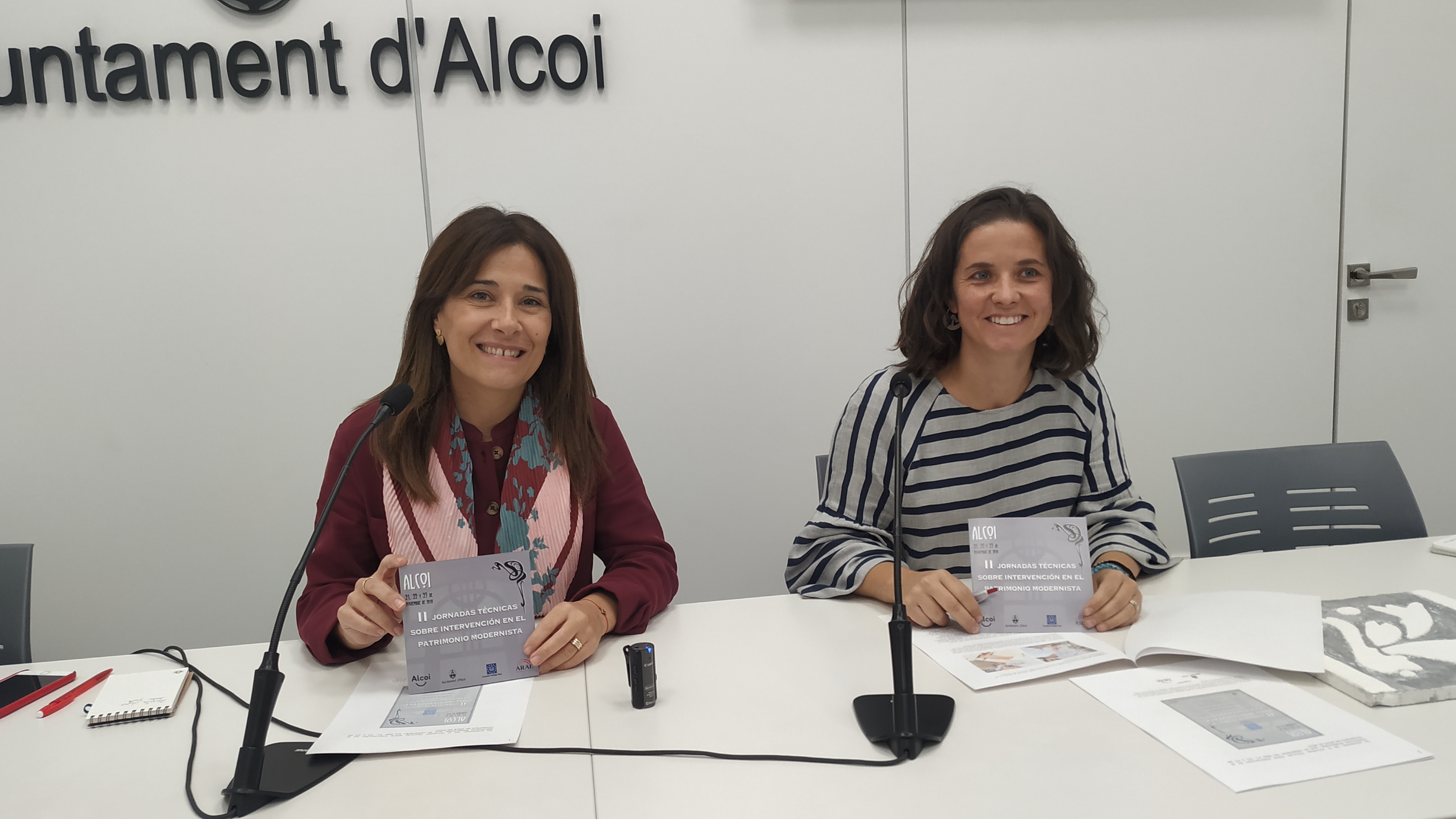 Ángela López d'ARAE, i Lorena Zamorano, regiddora de Patrimoni, presenten les jornades