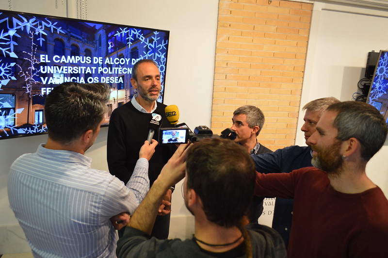 El director del Campus compareix davant dels mitjans de comunicació.