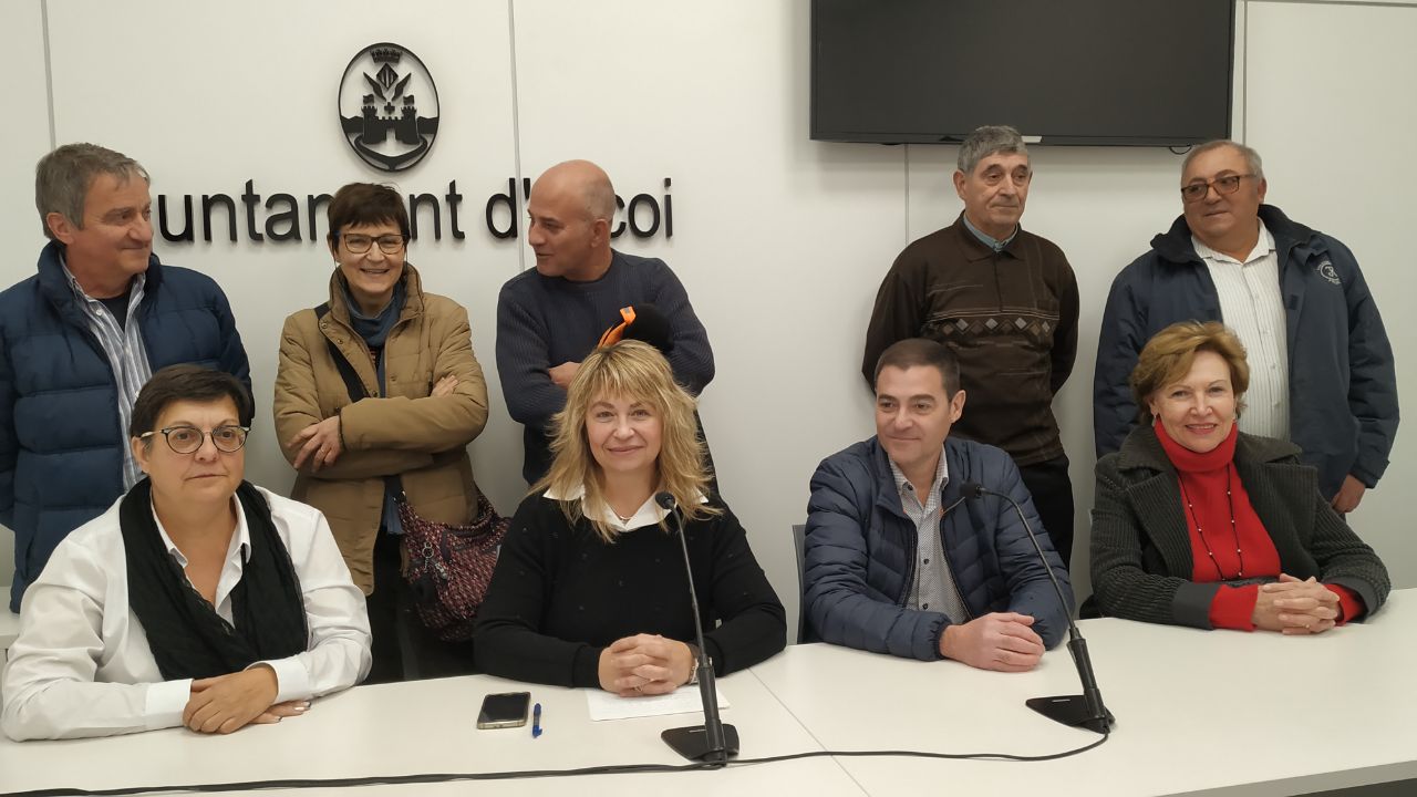 La regidora Carol Ortiz i representants de les associacions participants en la Cavalcada