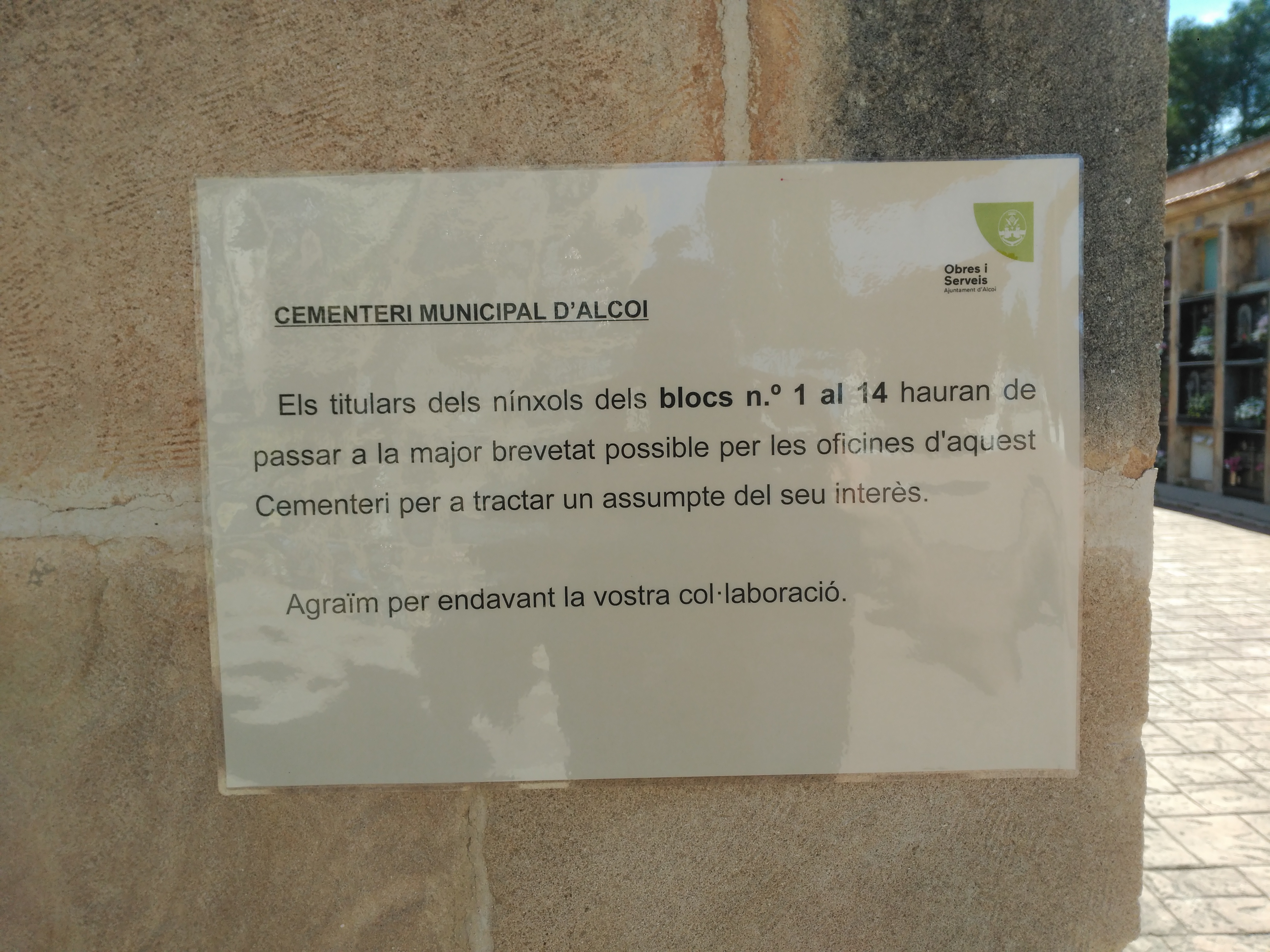 Cartell que comunica a les famílies el contacte amb els responsables del Cementiri
