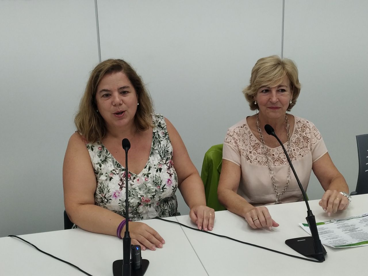 La regidora dde Benestar Social Aranza de Gracia, i la presidenta de l'Associació, Lirios García, preseneten la programació pel dia de l'Alzheimer.
