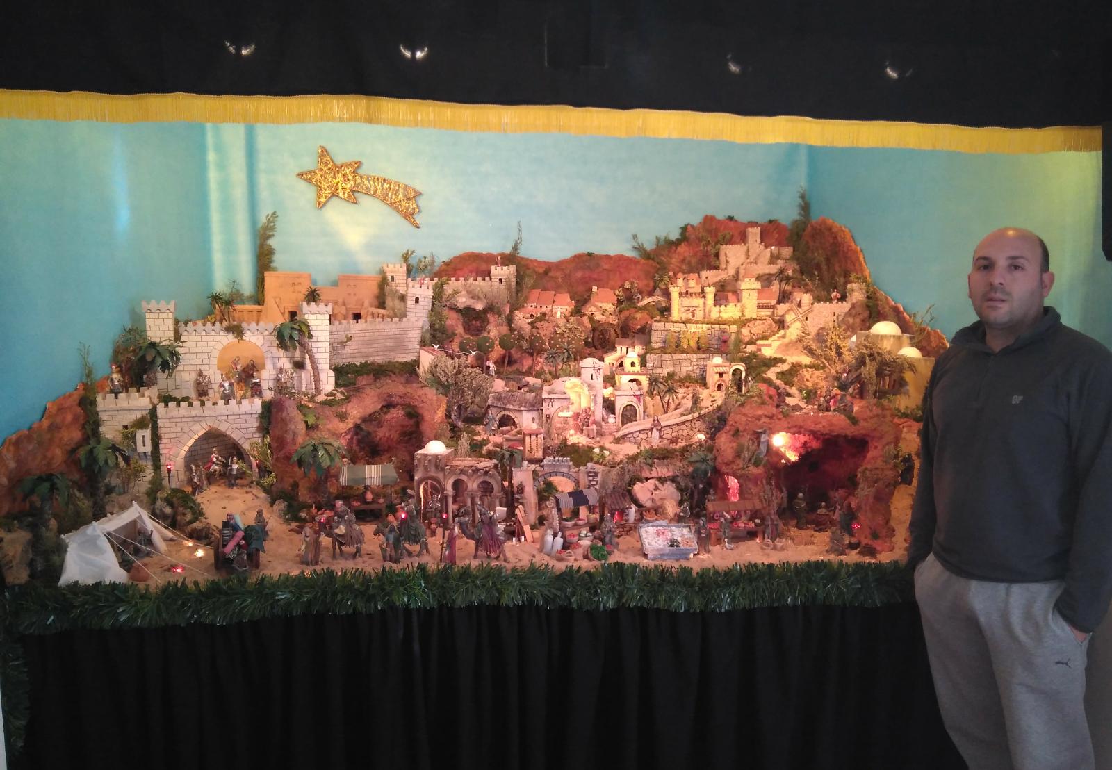 El guanyador del primer premi, Carlos Gran, amb el seu Betlem