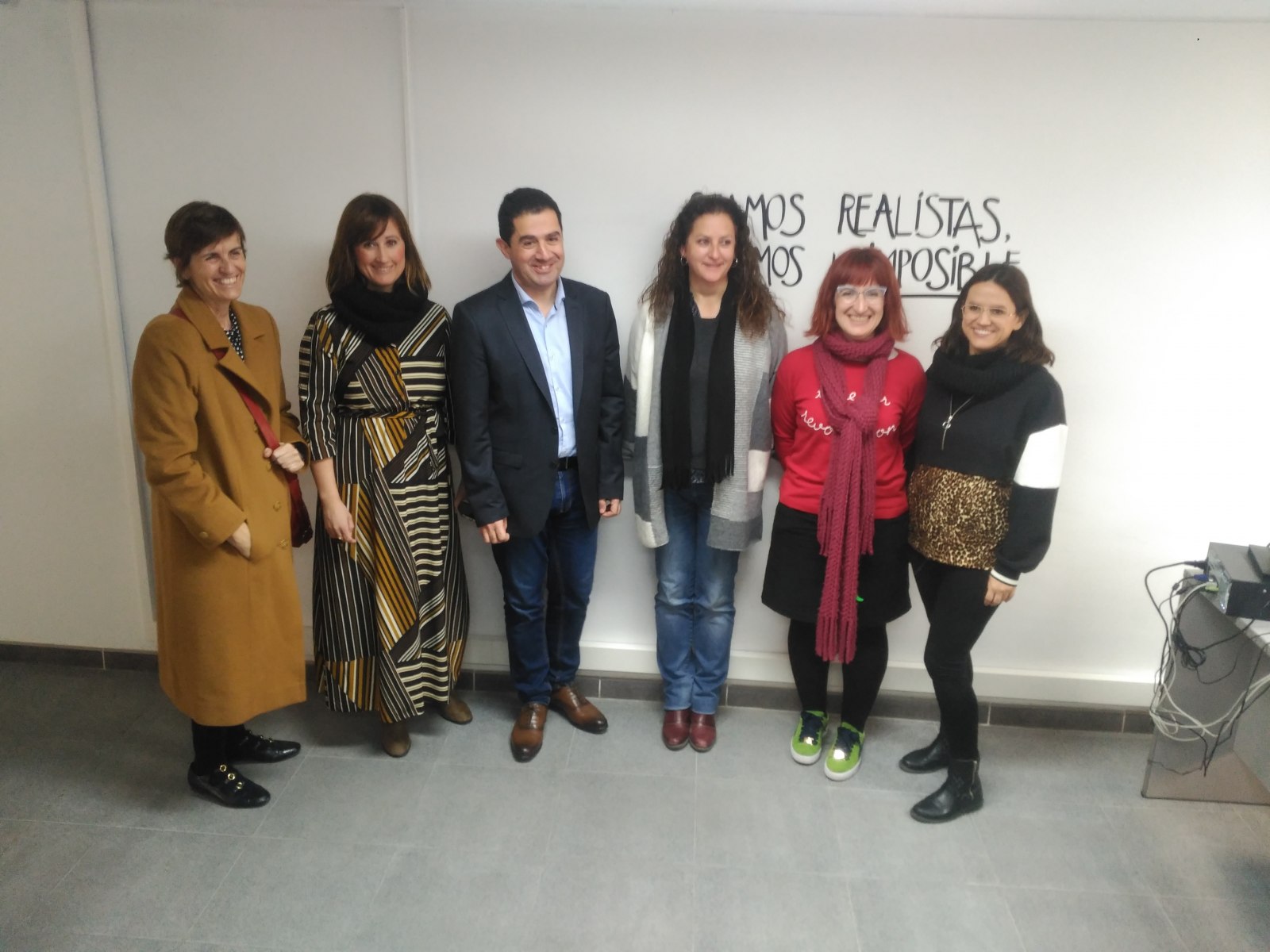 L'alcalde i la regidora de Benestar Social, amb diferents treballadores d'aquest departament.