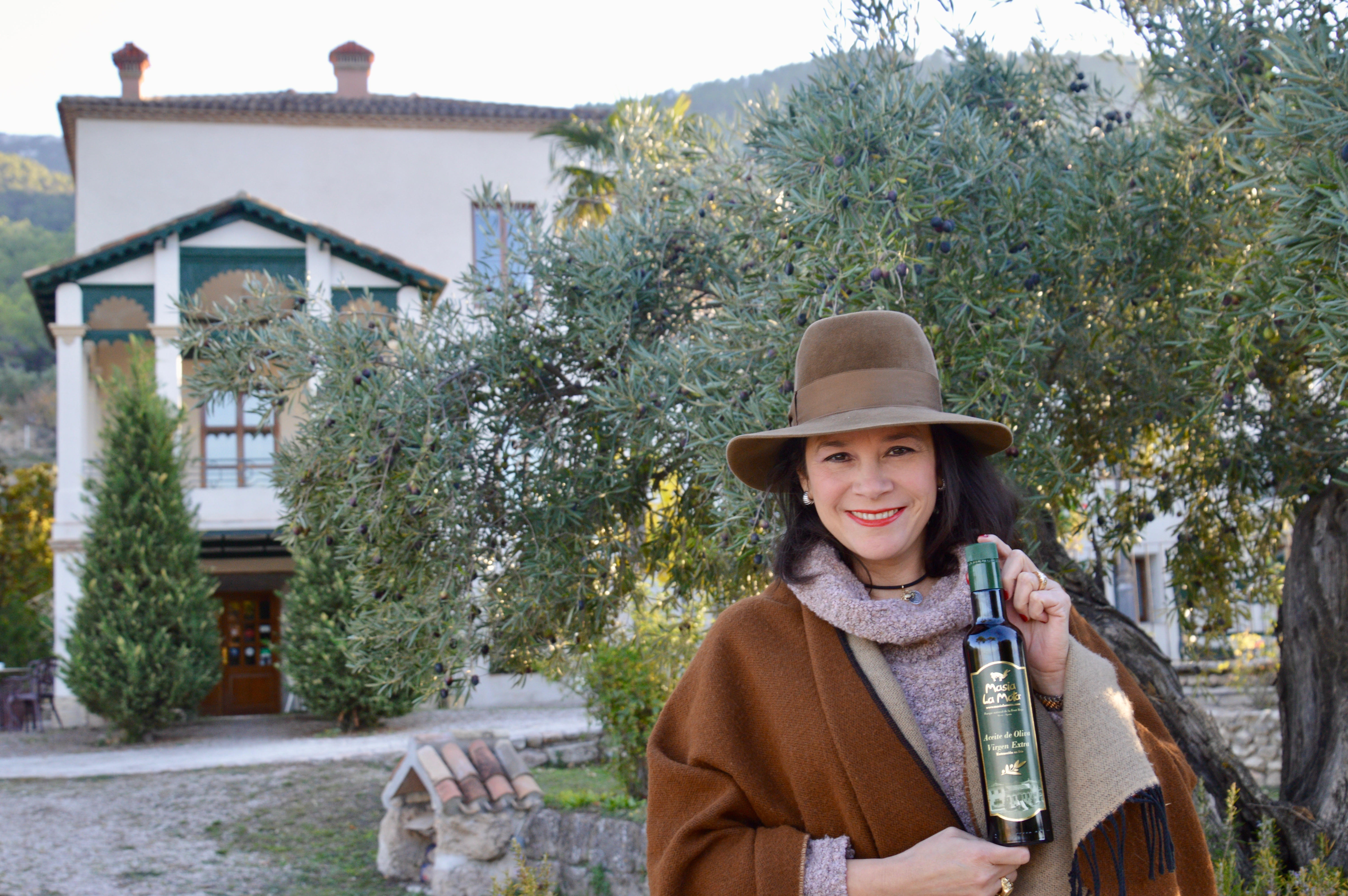 Indira Amaya amb l'oli de Masia la Mota