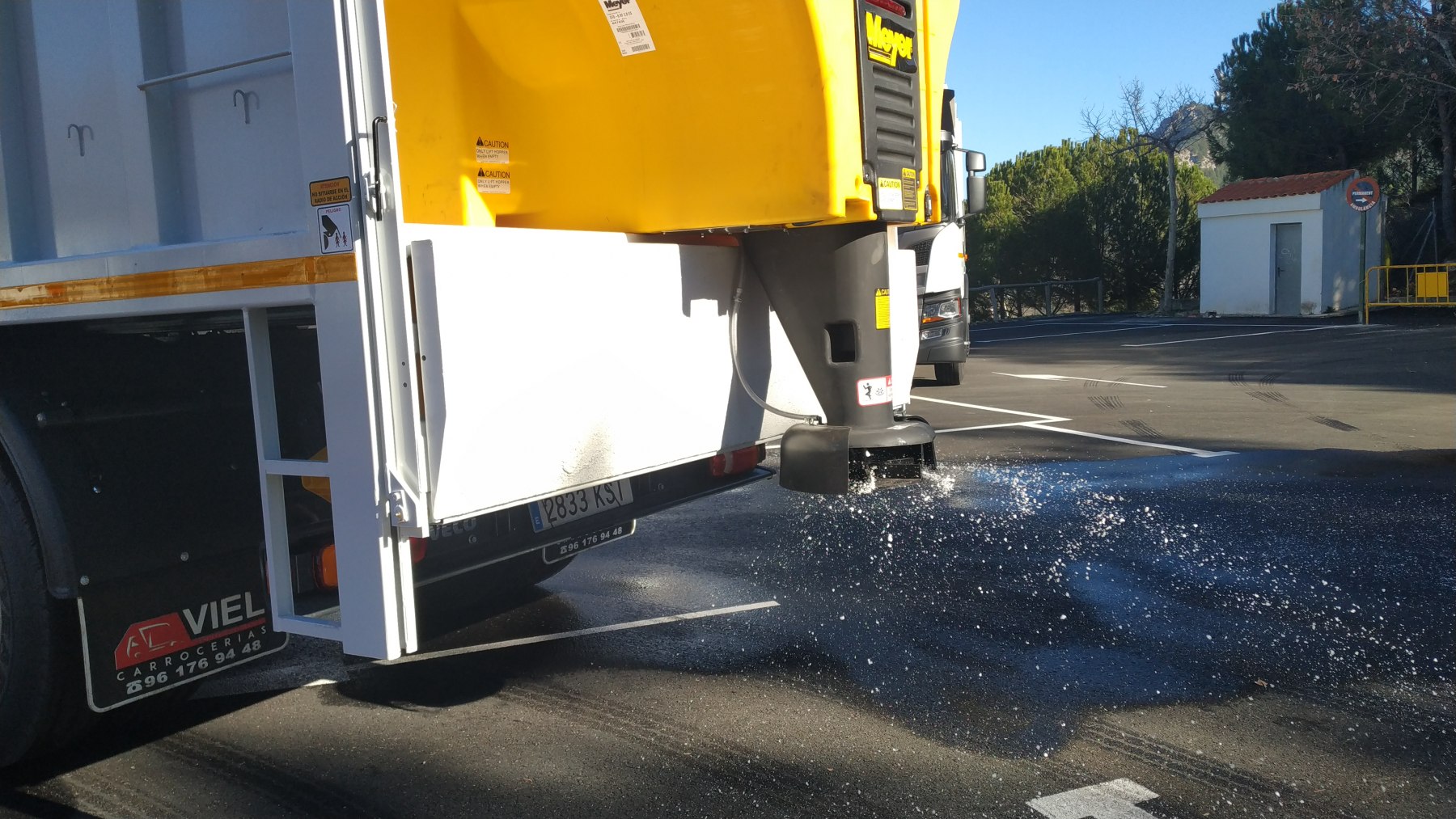 Vehicle per arreplegar mobles, que també està preparat per a tirar sal