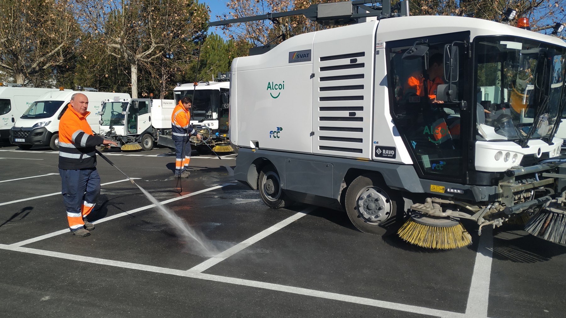 Vehicle per agranar que incorpora dos mànegues a pressió