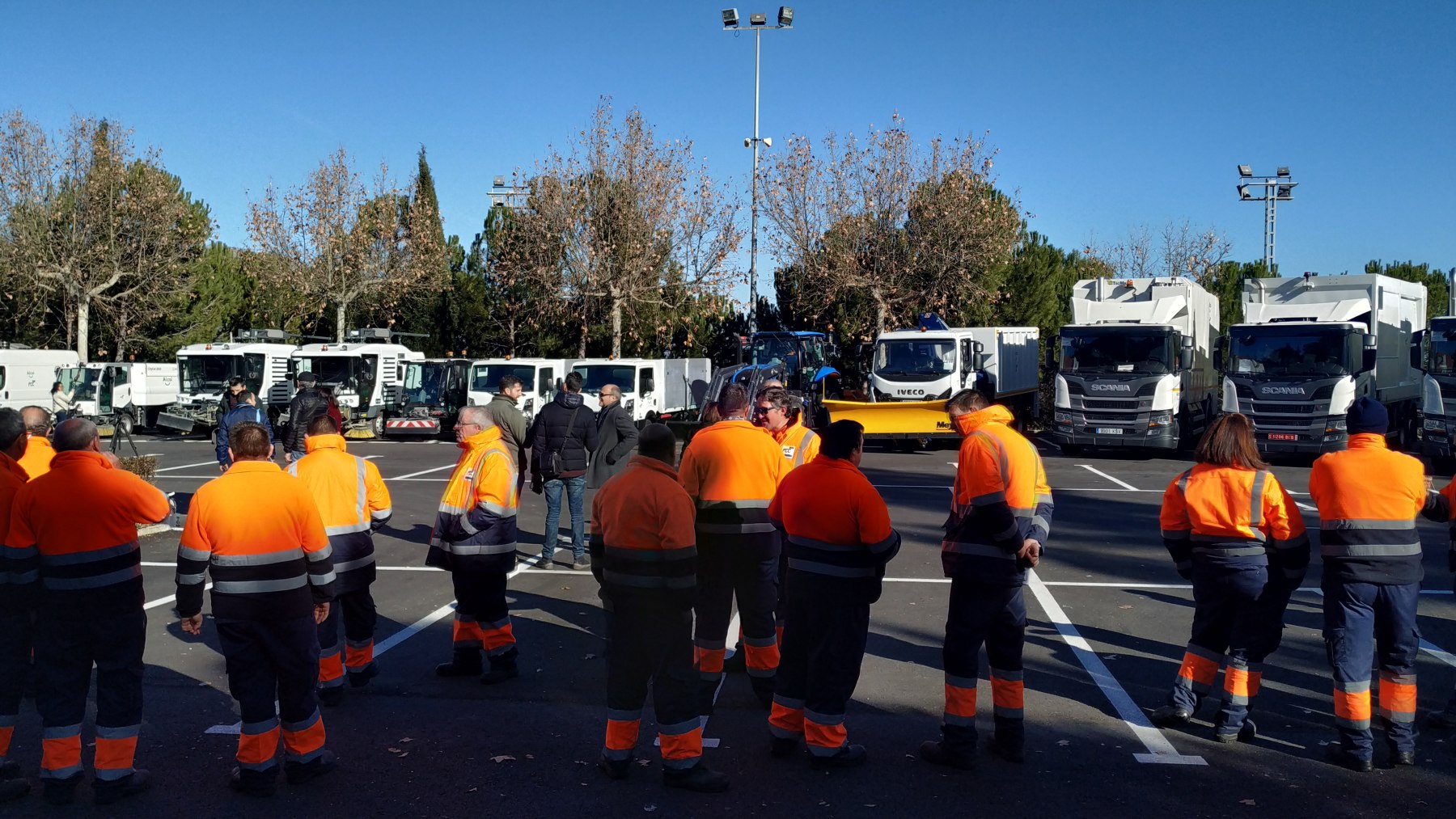 Els treballadors de la contracta coneixen els nous vehicles