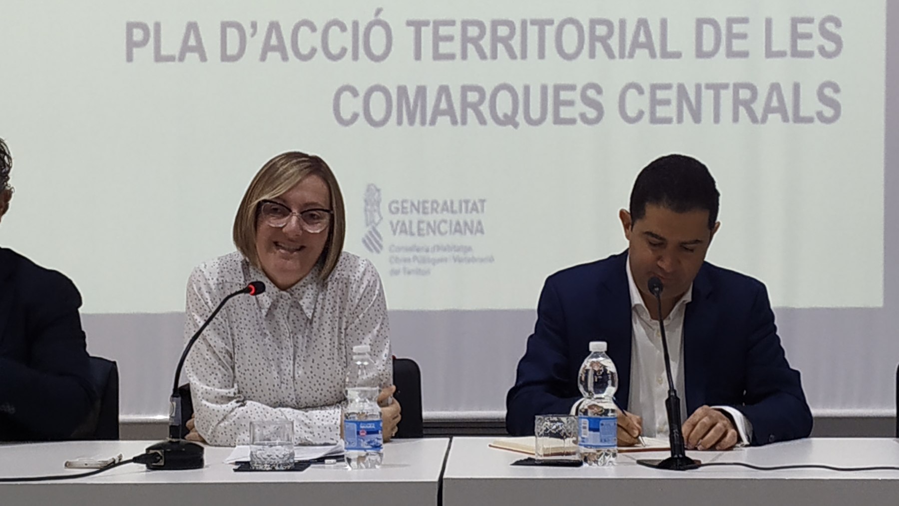 La consellera Maria José Salvador, i Toni Francés com a president del Consorci de les Comarques Centrals