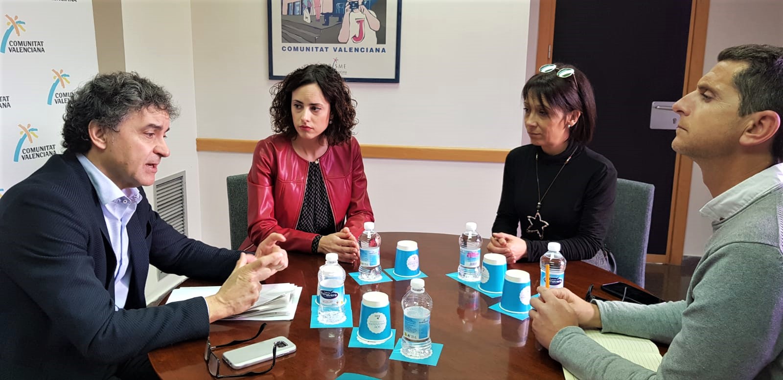 Reunió entre Francesc Colomer, secretari autonòmic de l'Agència Valenciana, amb l'alcaldessa Mireia Estepa i la regidora de Fira Eugenia Miguel, per concretar els detalls del conveni.