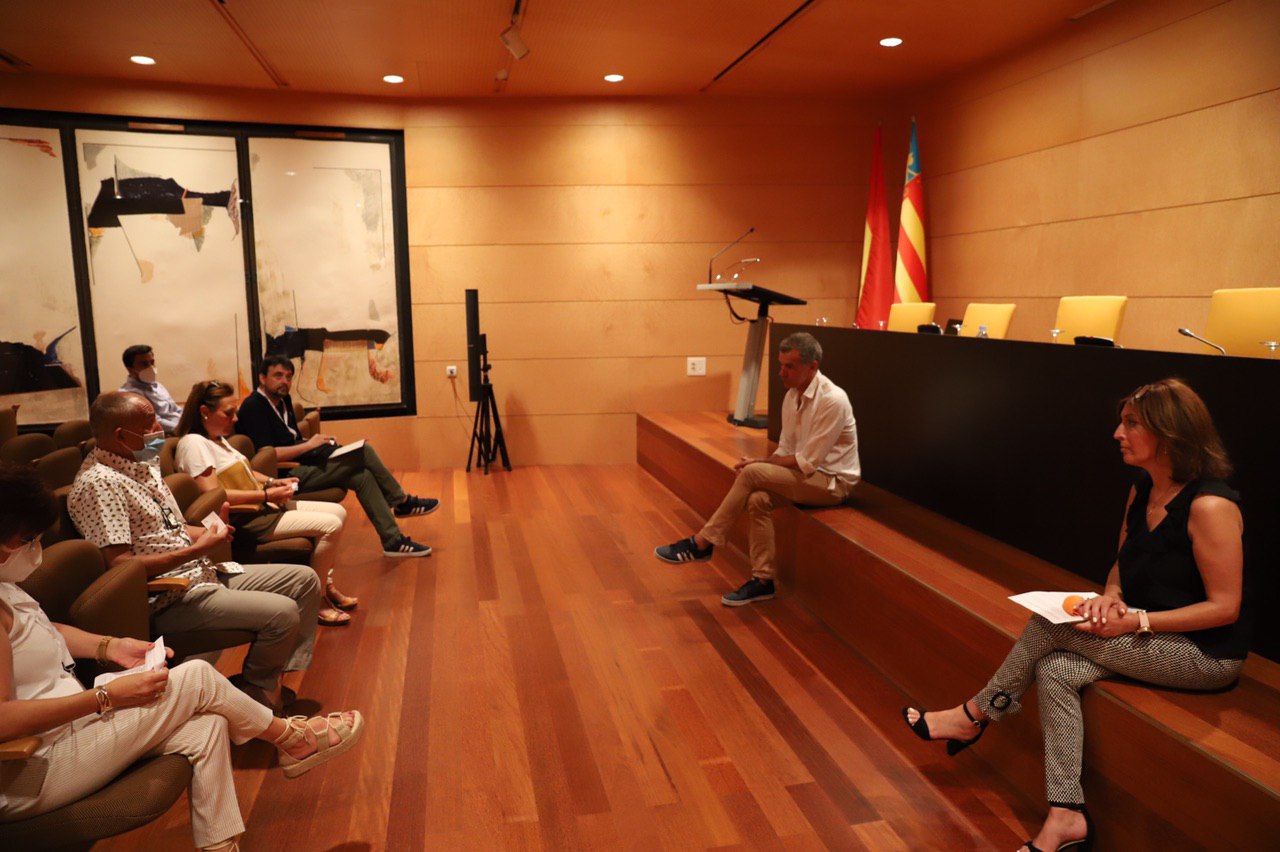 Rosa García i Toni Cantó amb els familiars afectats del DomusVI d'Alcoi. Imatge facilitada per Ciutadans Alcoi.
