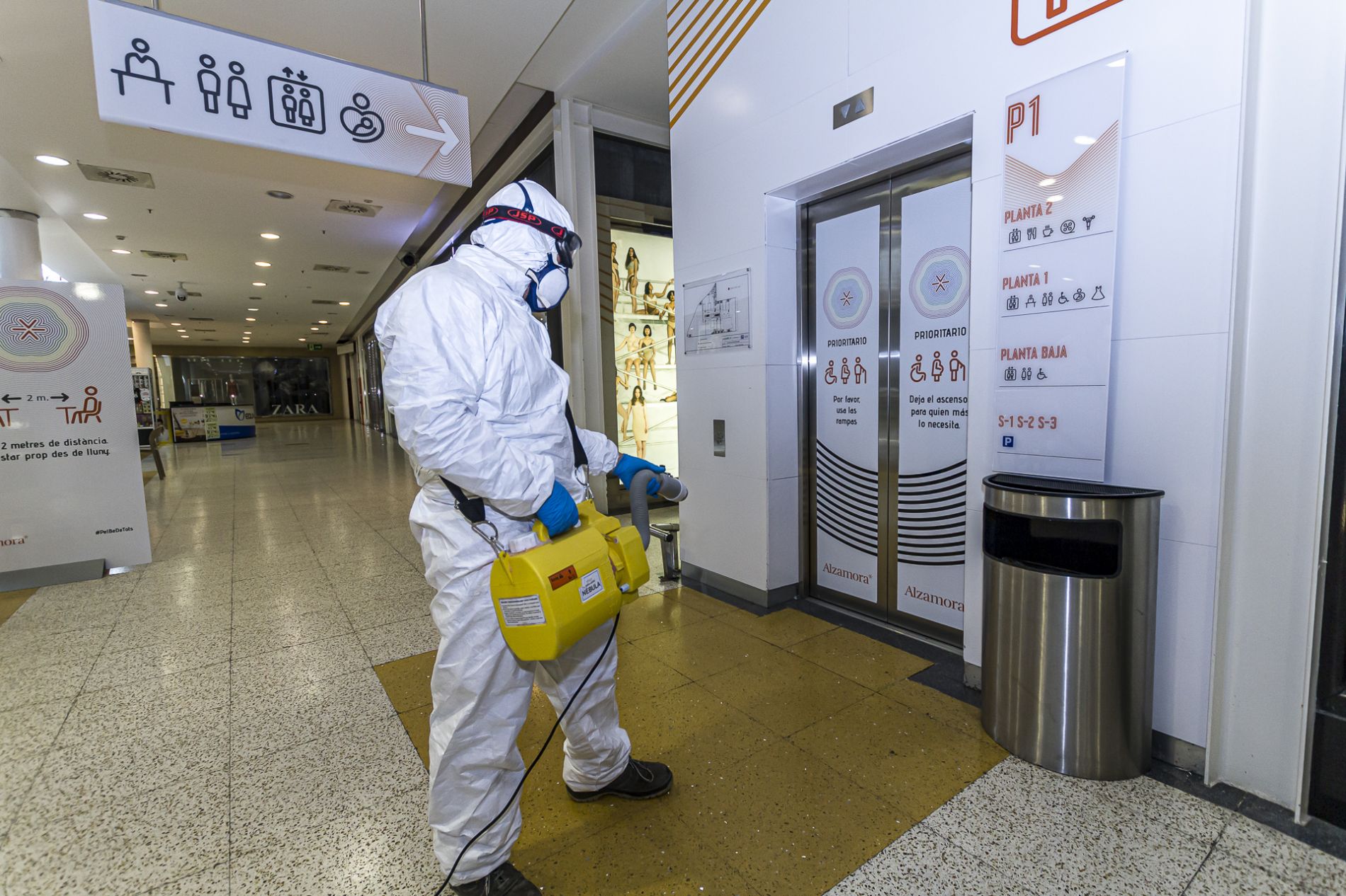 Desinfeció general al Centre Comercial Alzamora