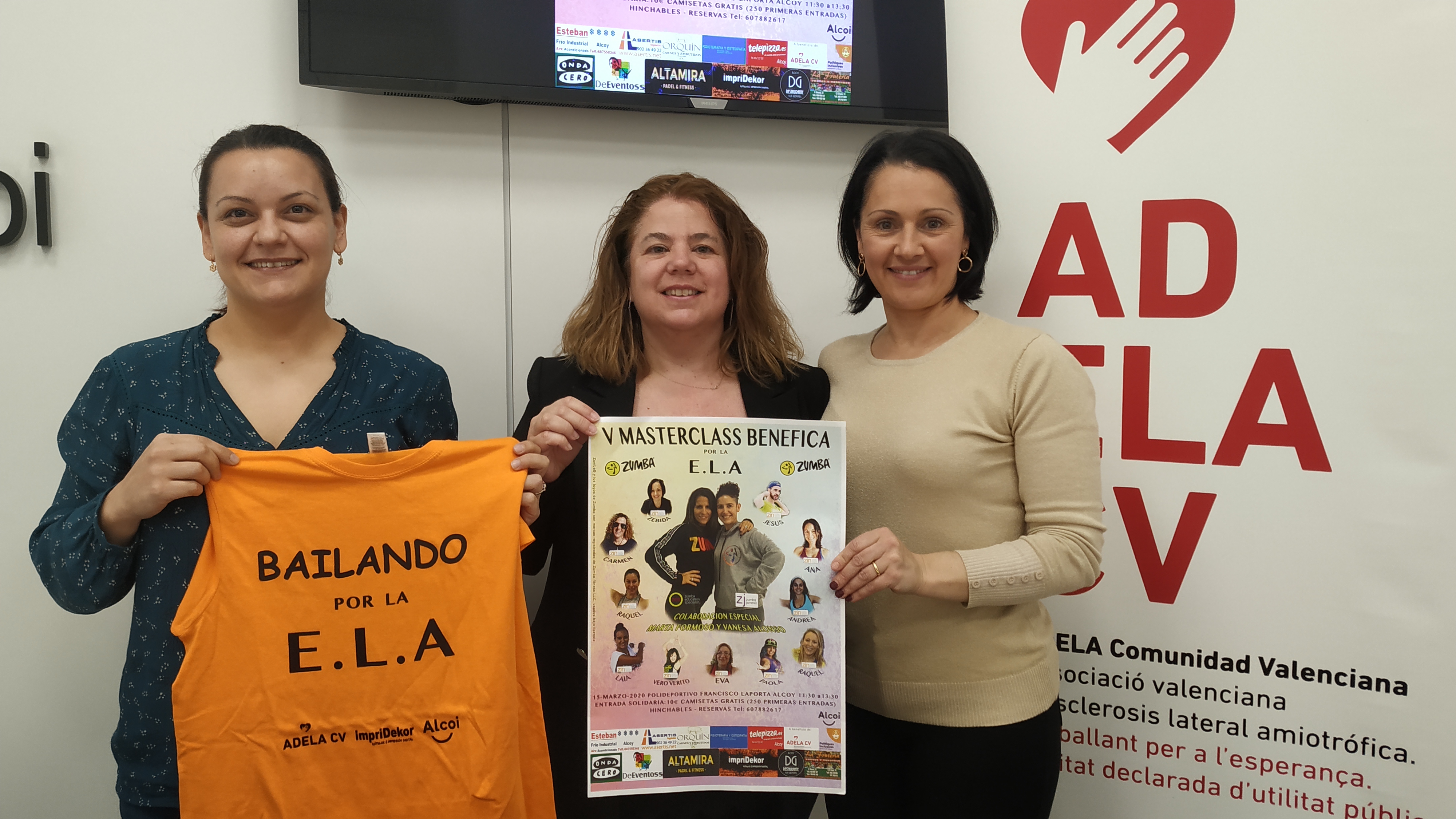 La regidora Aranza de Gracia presenta l'activitat, amb la tècnica d'ADELA CV, Délia Gonzálvez, i la instructora de Zumba organitzadora, Zebida Leal.
