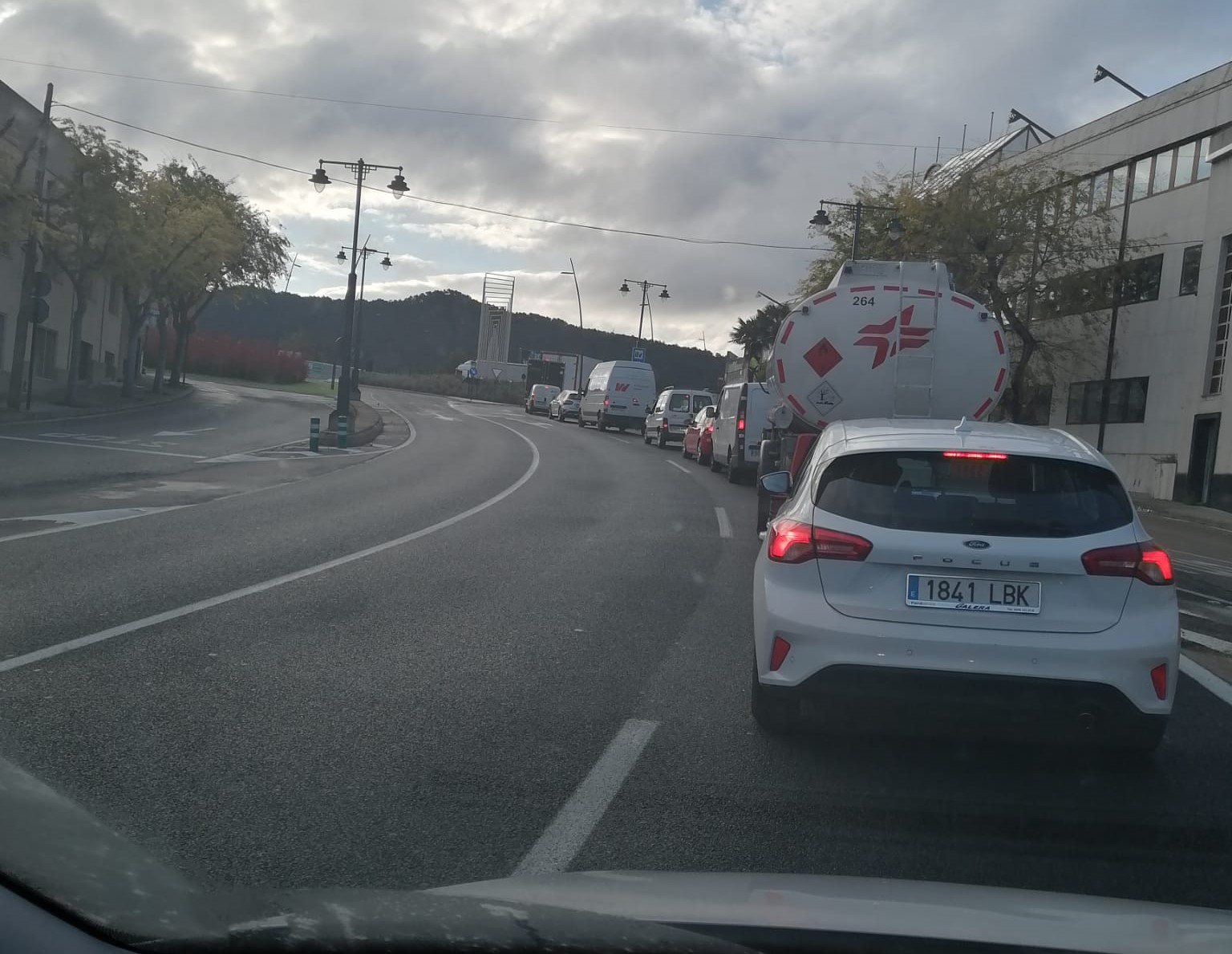 Caravana de vehicles al carrer Alacant