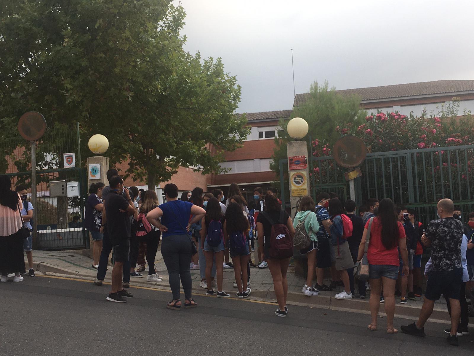 Joves fent cua per accedir a l'Andreu Sempere