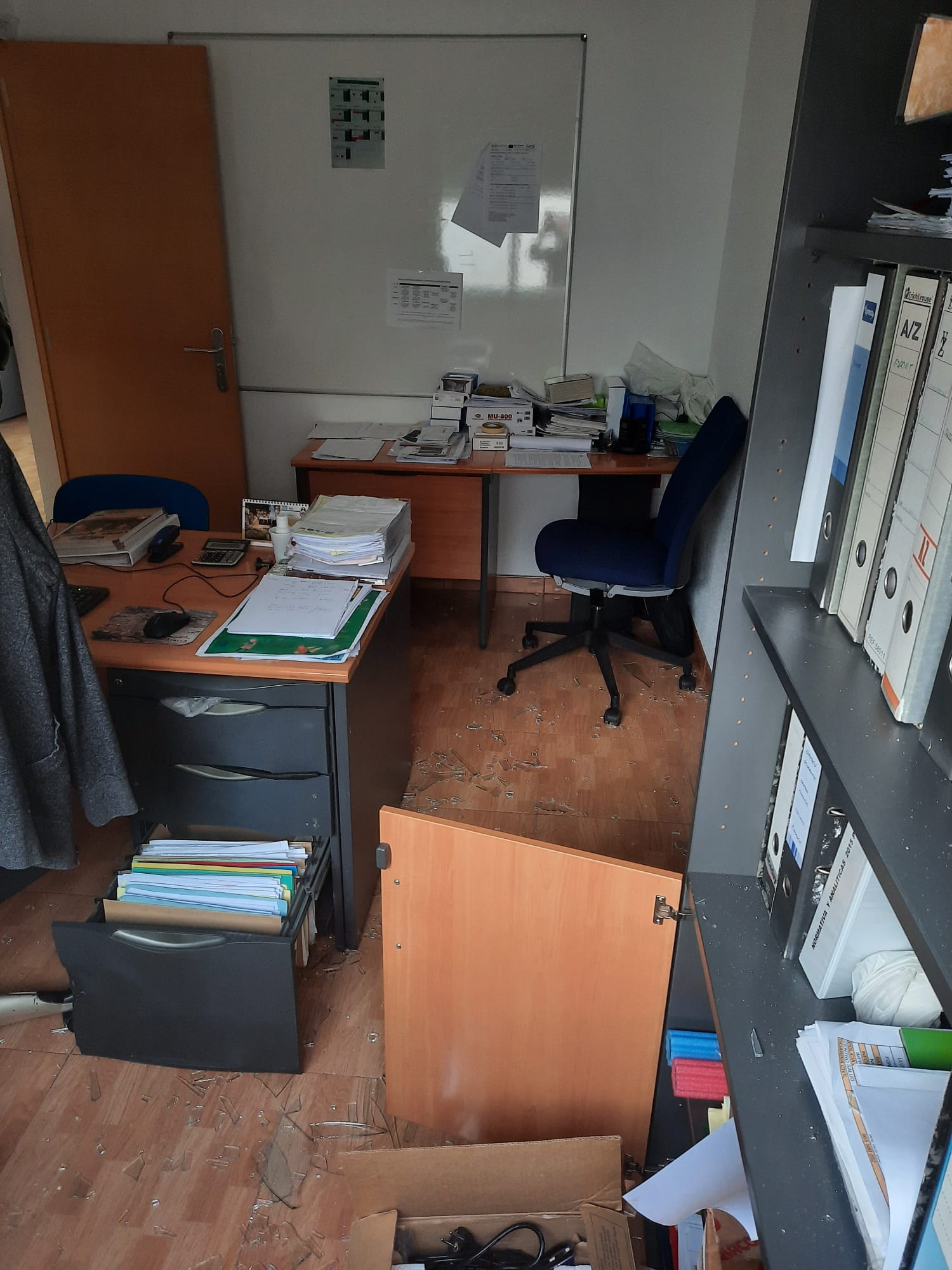 Vidres en terra i armaris rebolicats, Imatge faciltada pel consistori. 