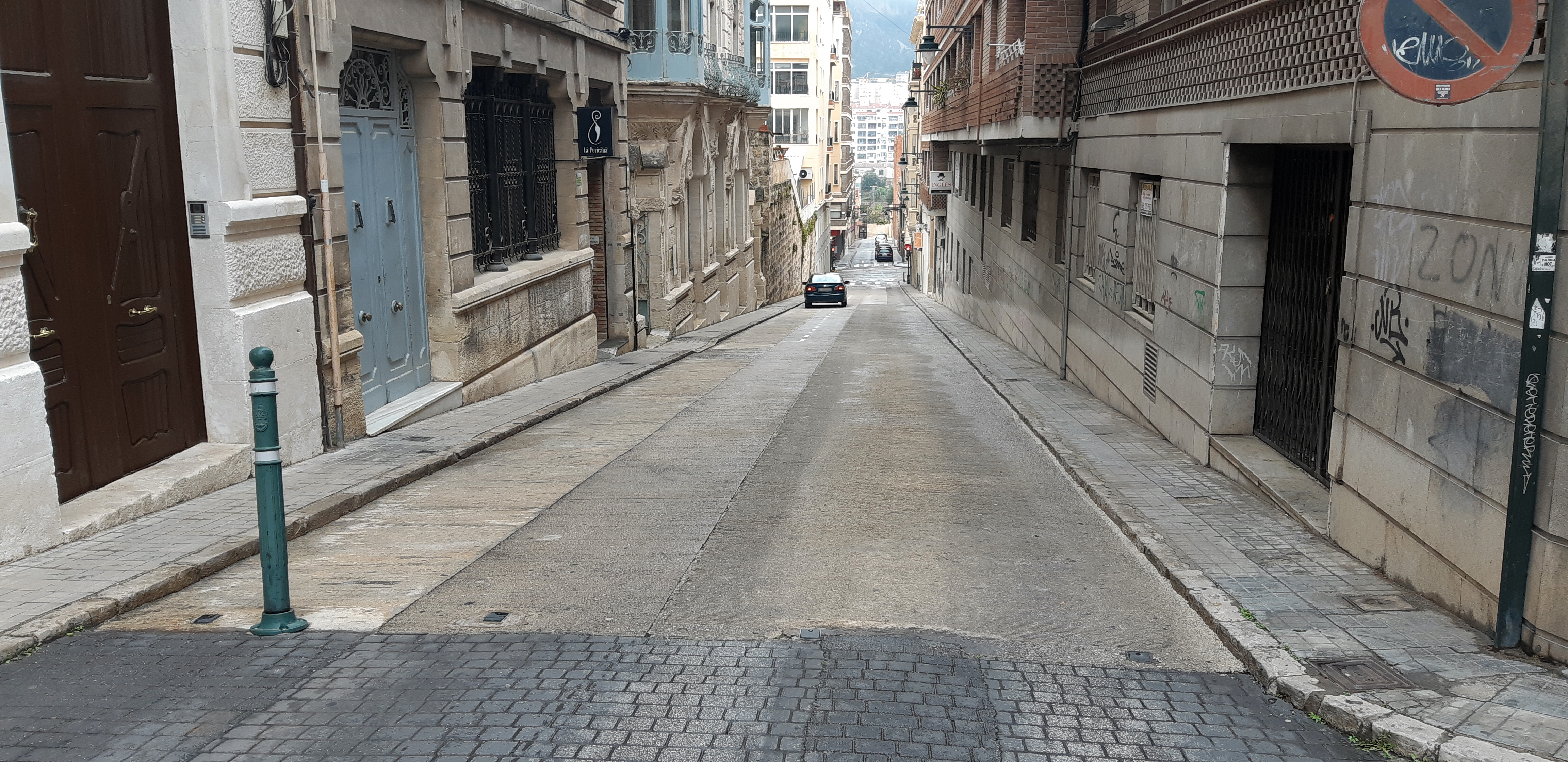 Un cotxe en un carrer per a vianants, imatge facilitada per l'Ajuntament.