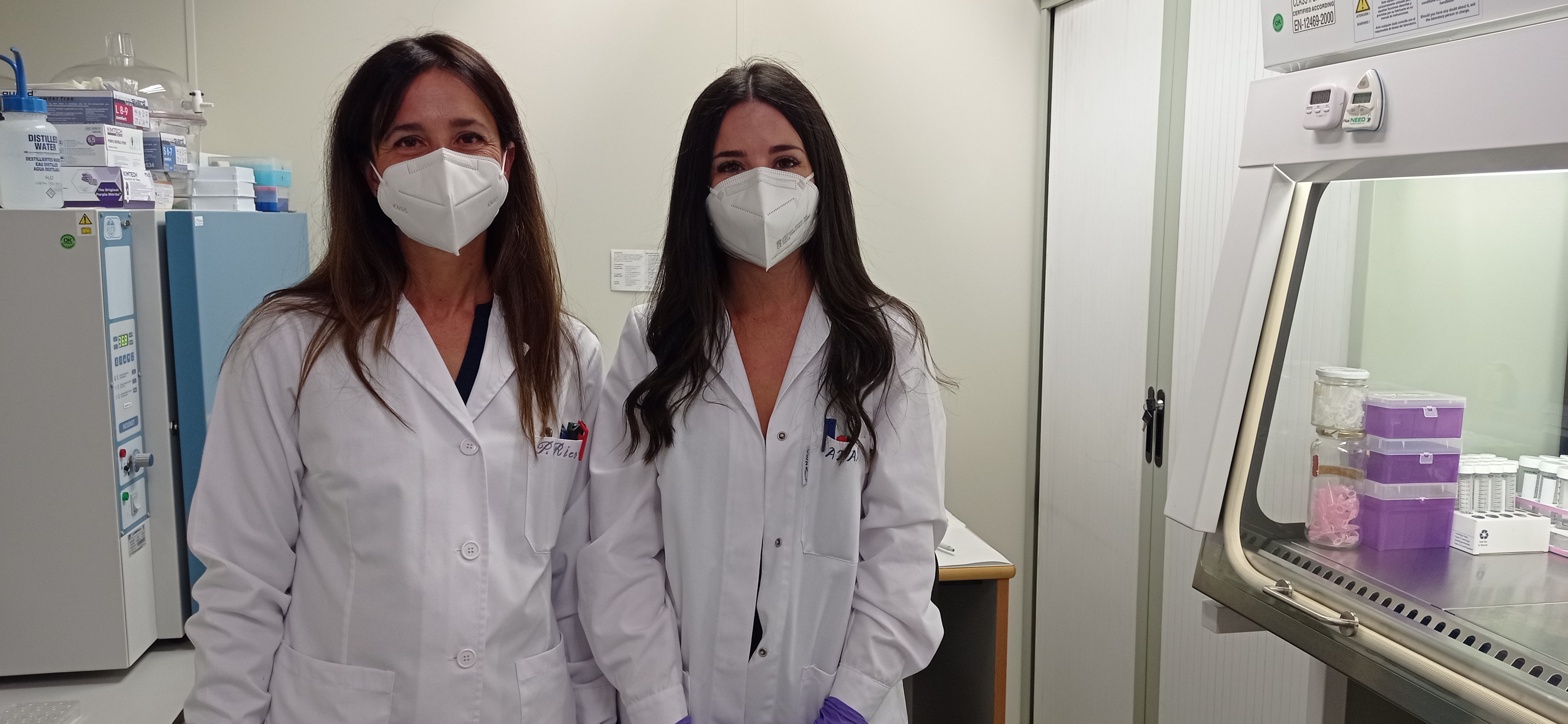 En el laboratori de la UPV amb el seu equip.