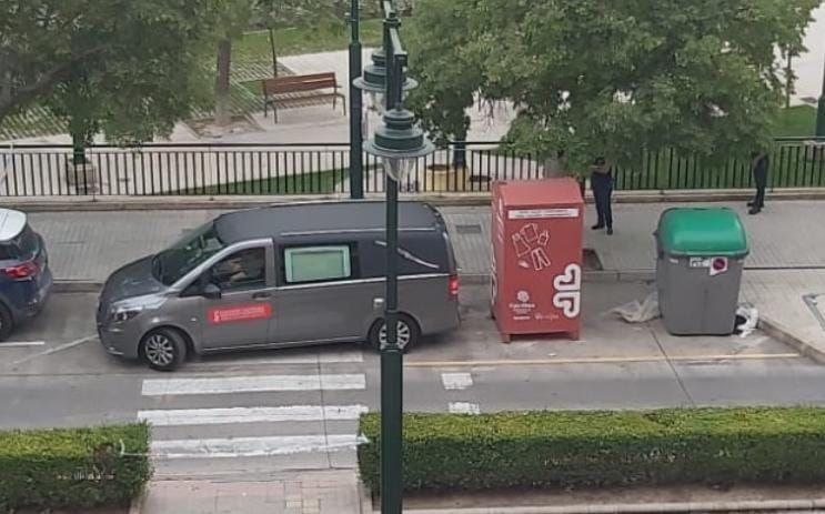 Un vehicle oficial retira les vísceres