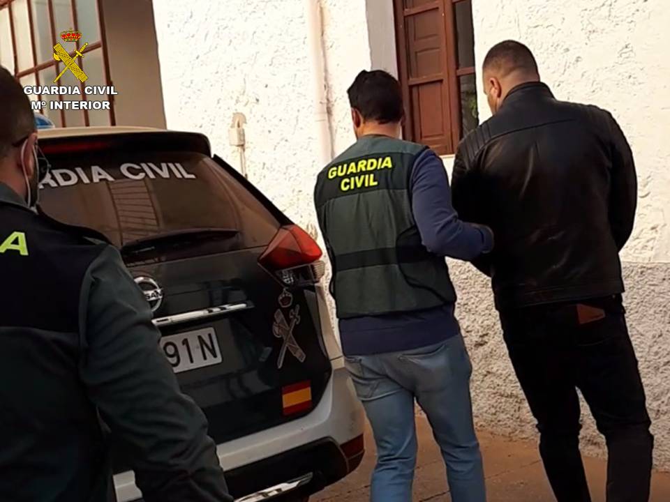 Un dels detinguts a Alcoi. Imatge facilitada per la Guàrdia Civil. 