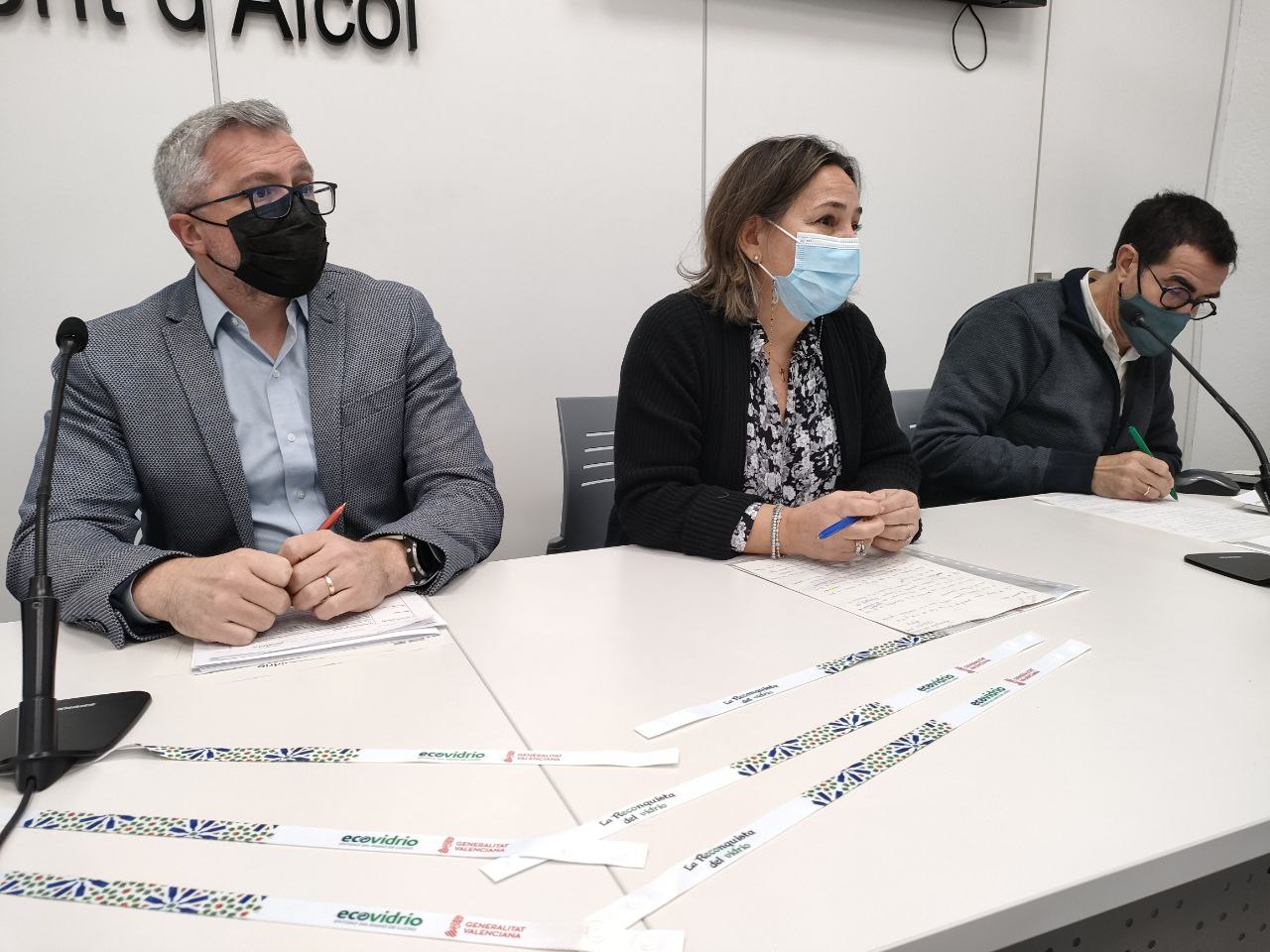 Roberto Fuentes , gerent de zona d'Ecovidre; i Carmen Catalá, directora territorial. En la taula, algun dls detalls que es donaran, com penjadors de mascaretes. 