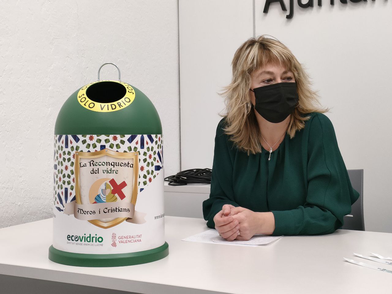 La regidora de festes d'Alcoi, Carol Ortiz, amb un minicontenedor amb la decoració de la campanya. 