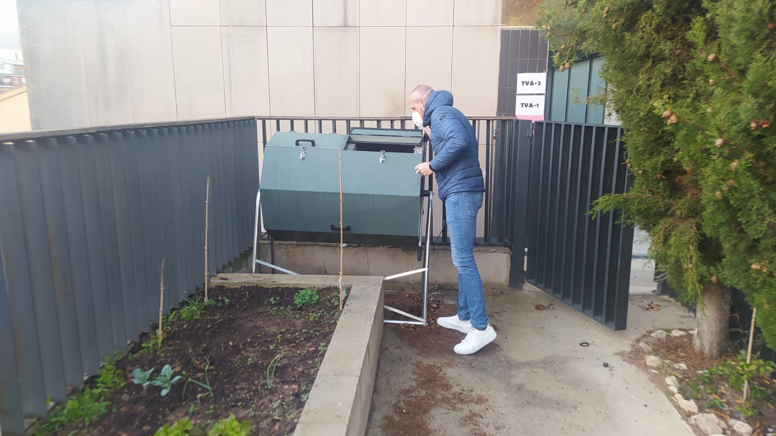 Un dels compostadors als instituts