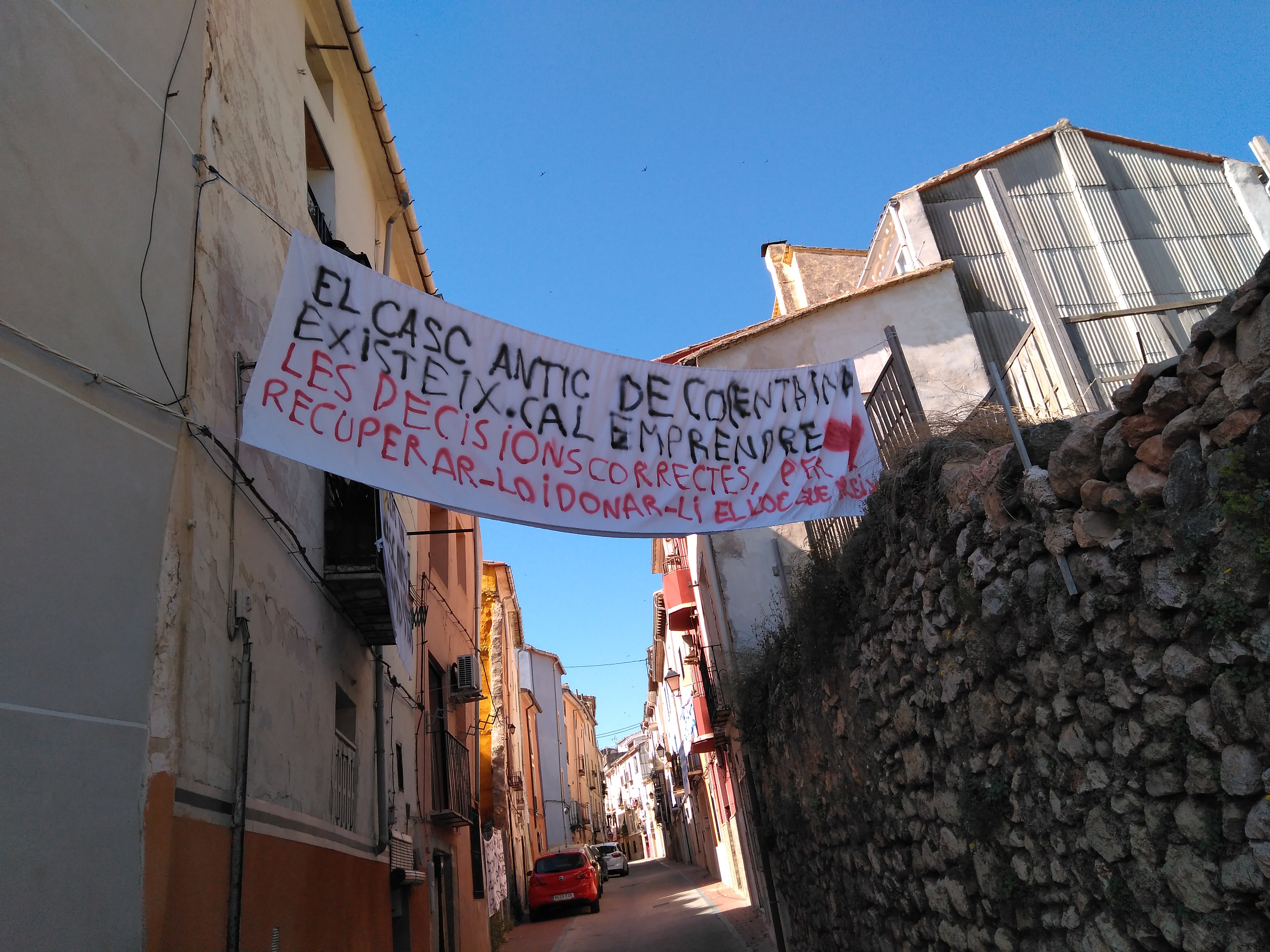 Els veïns han penjat pancartes pel barri