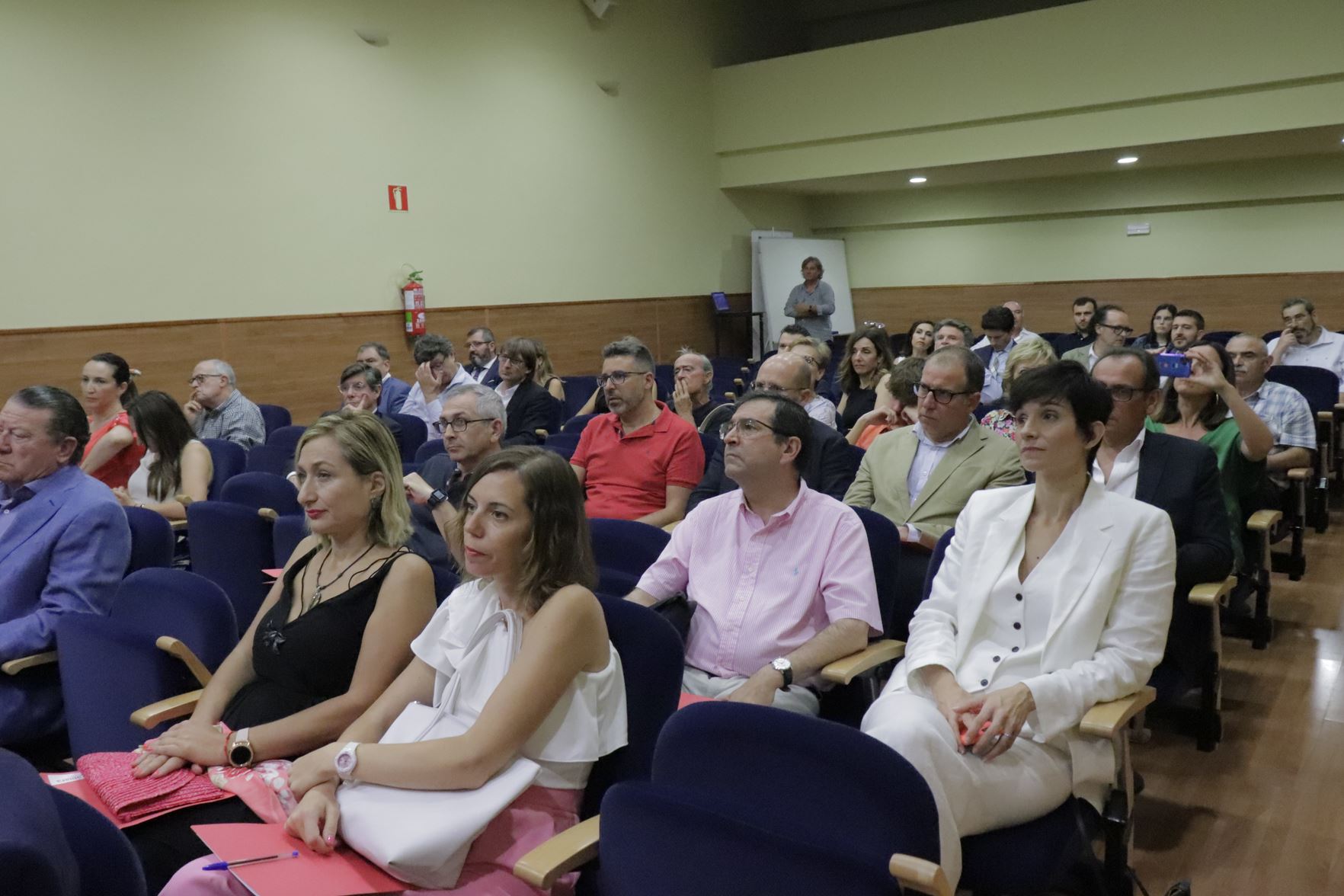 La Cambra de Comerç estava de gom a gom, amb el comité ixent i el nou, familiars i públic en general.