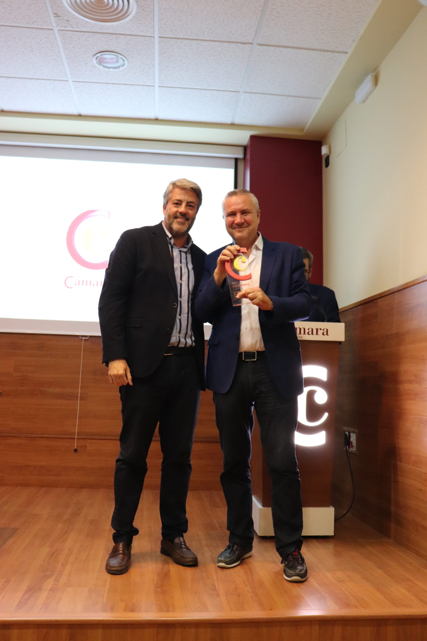 El president de la Cambra, Pablo de Gracia, amb el premiat Rafa Pérez