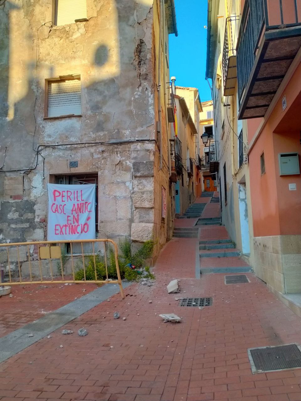 Imatge de divendres passat quan caigueren pedres de l'edifici. Imatge facilitada per la Plataforma SOS Cocentaina. 