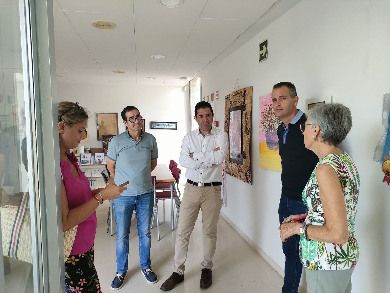 L'alcalde i els regidors amb la directora del centre