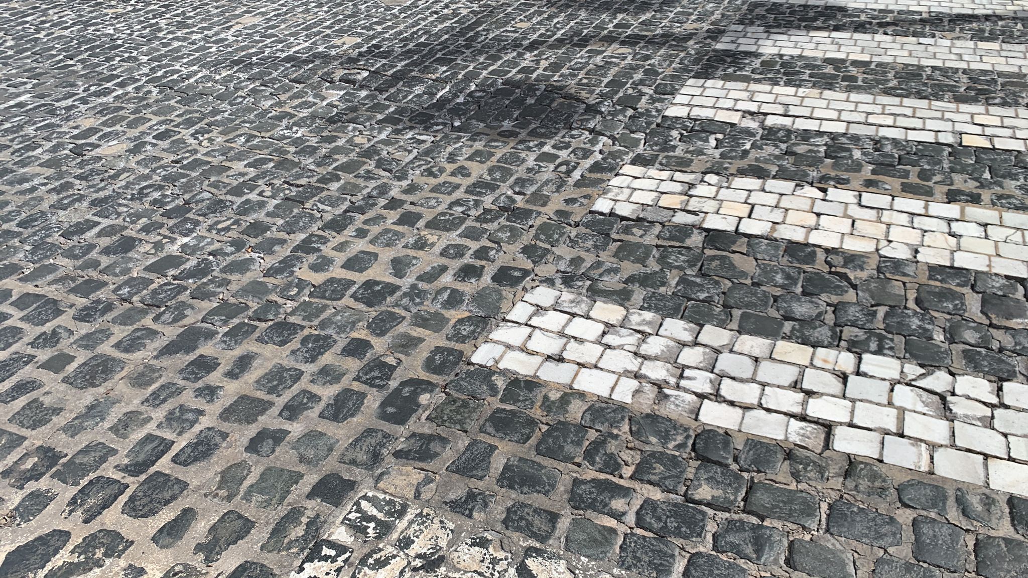 Llambordes estropejades al centre / AM