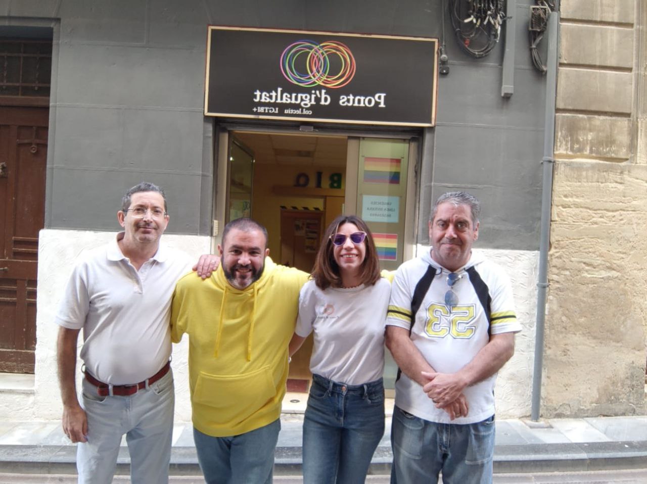 Membres de Ponts d'Igualtat en la seu del carrer Escola, al centre d'Alcoi. 