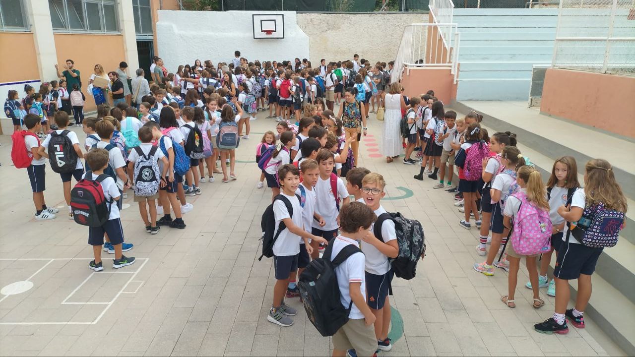 Els alumnes dels Salsians SVF, preparats en cues per a iniciar el curs.