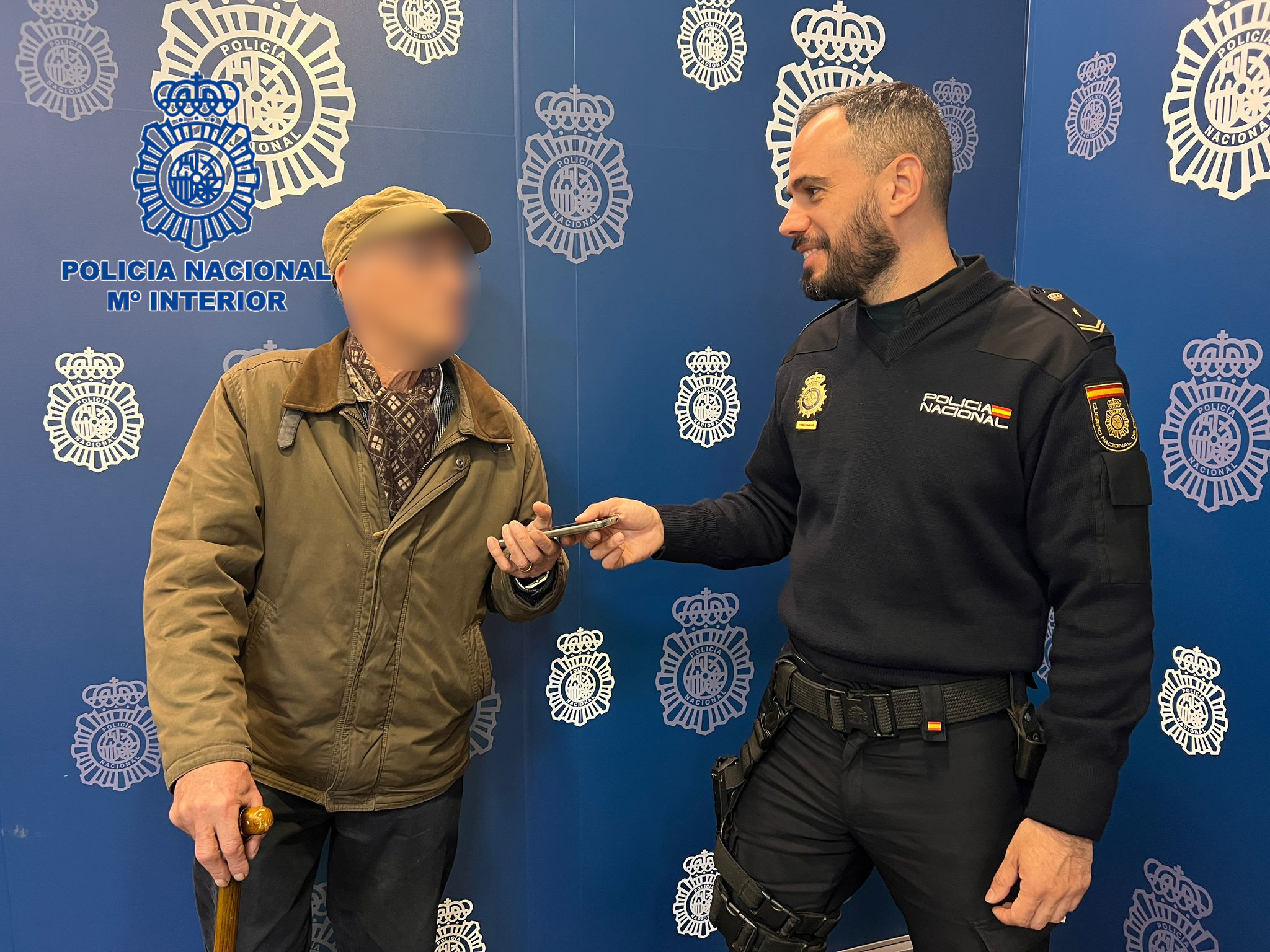 La Policia torna el telèfon furtat a una de les víctimes. 