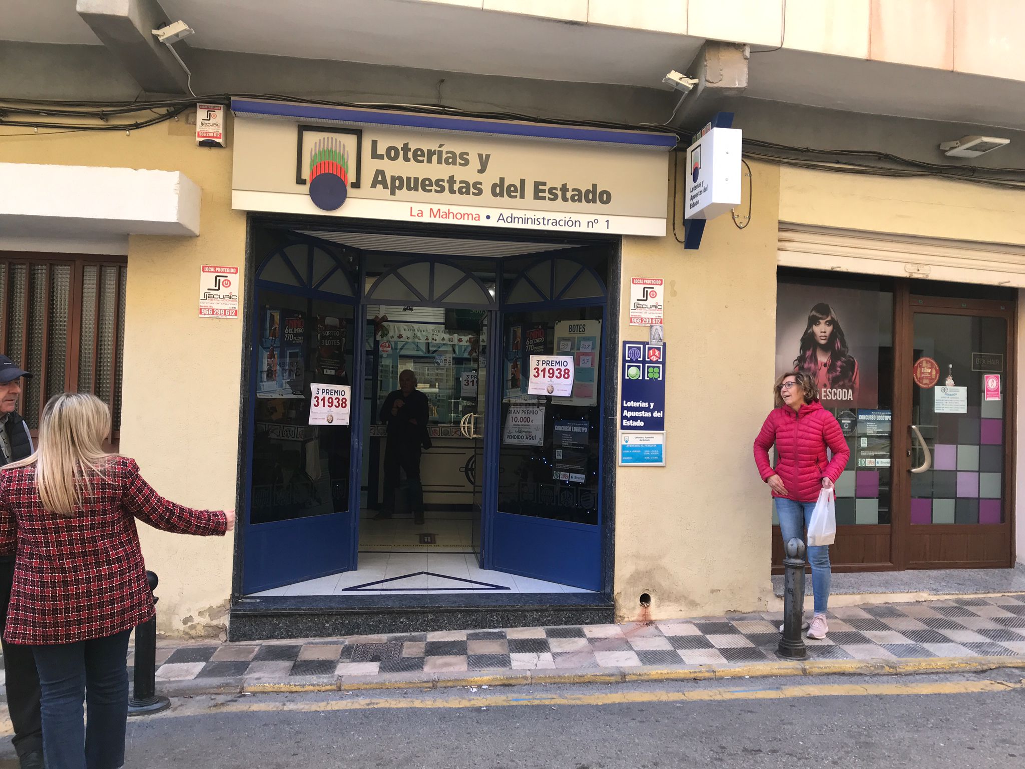   Malgrat el que caldria esperar amb un tercer premi venut íntegrament, no hi ha festa a la porta de l'Administració de Biar.